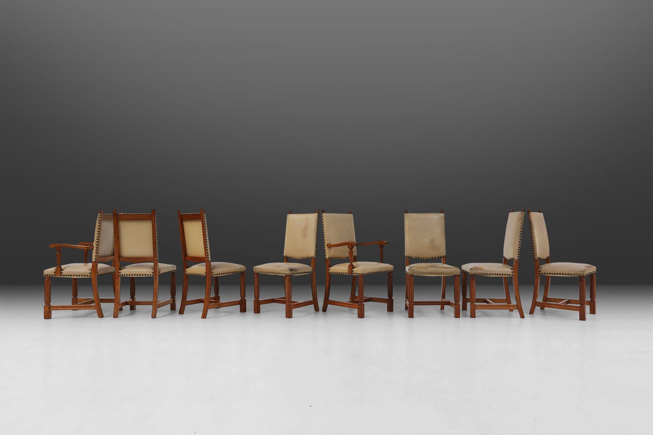 Belge Ensemble de 8 chaises de salle à manger Art Déco en chêne et cuir, années 1940 en vente