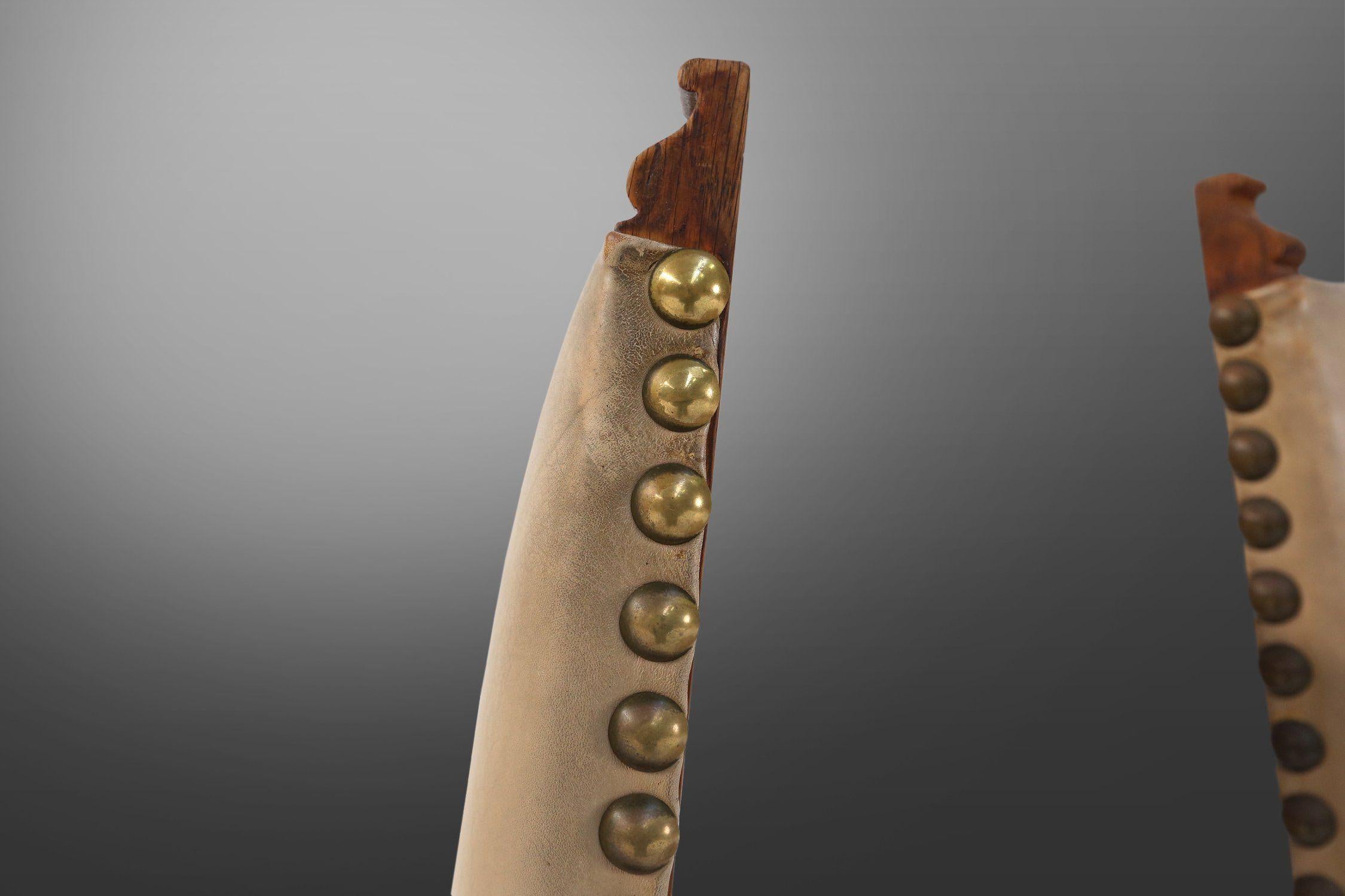 Cuir Ensemble de 8 chaises de salle à manger Art Déco en chêne et cuir, années 1940 en vente