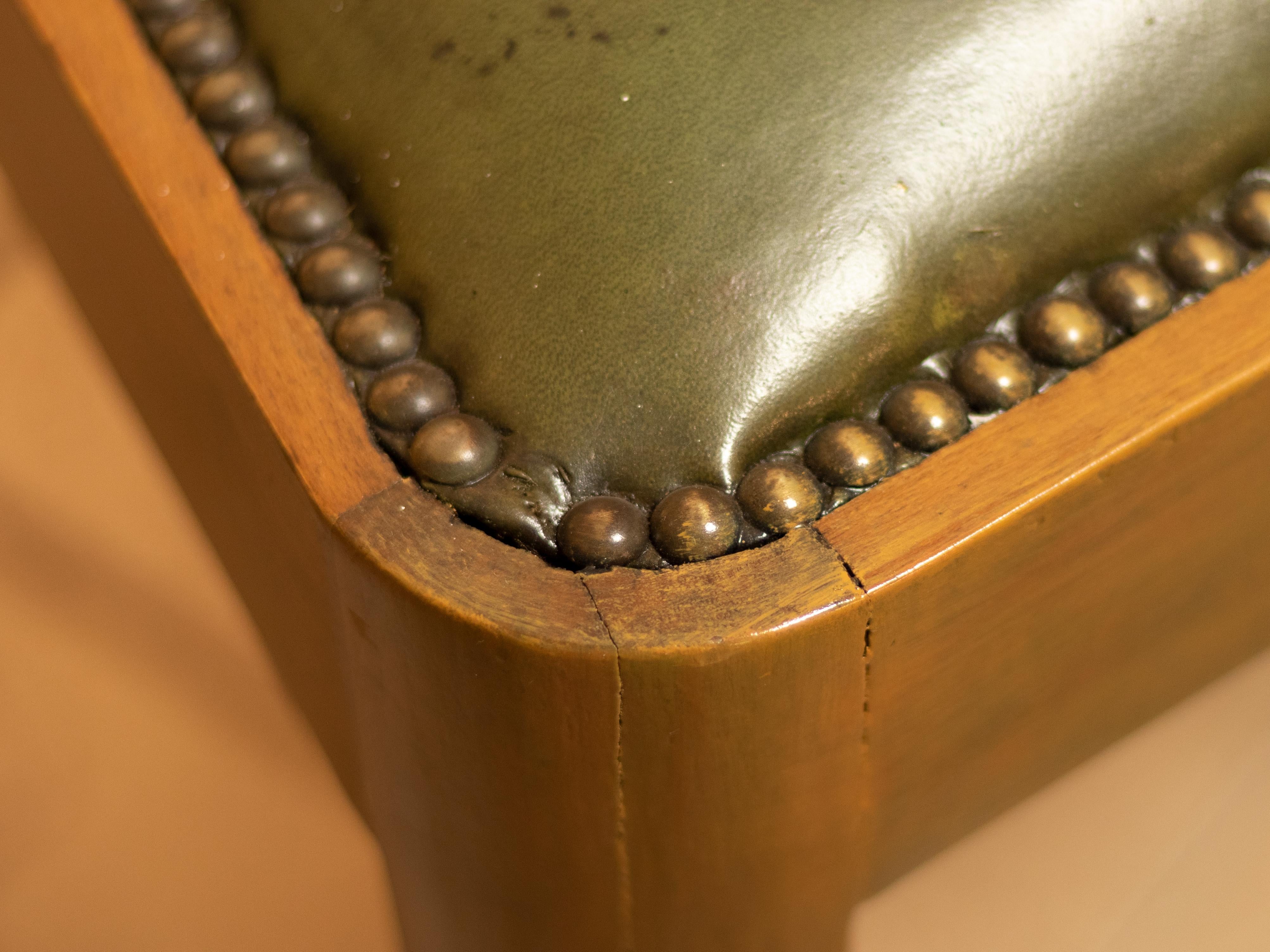 Satz von 8 französischen Art-Déco-Esszimmerstühlen mit Lederpolsterung aus Leder, 20. Jahrhundert im Angebot 8