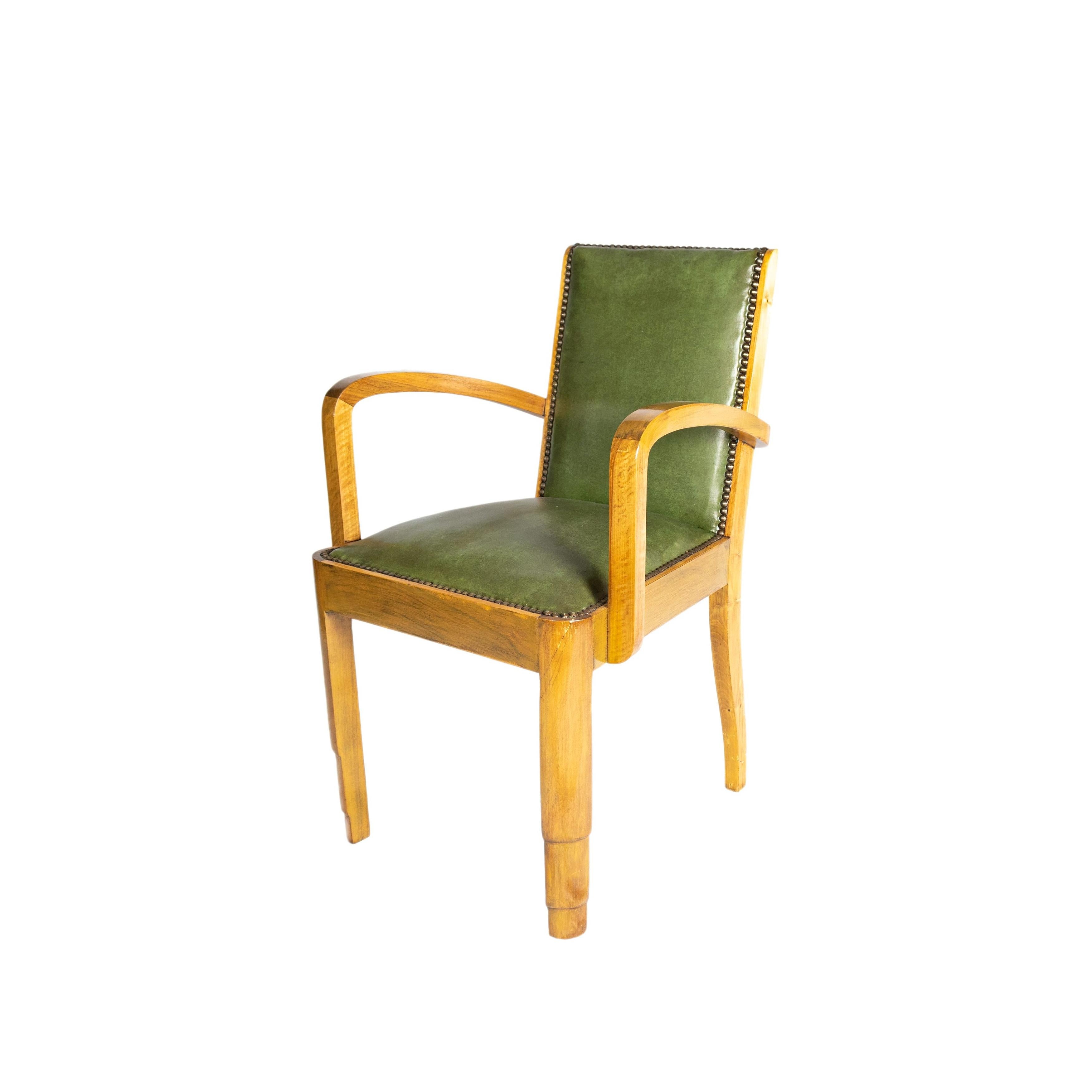 Ensemble de 8 chaises en bois d'acajou plaqué clair et garnies de cuir vert naturel et de clous traditionnels.
Deux chaises dans l'ensemble avec accoudoirs, fauteuils (voir photos).
Chaises solides, structures révisées par Carpenter.

Hauteur :