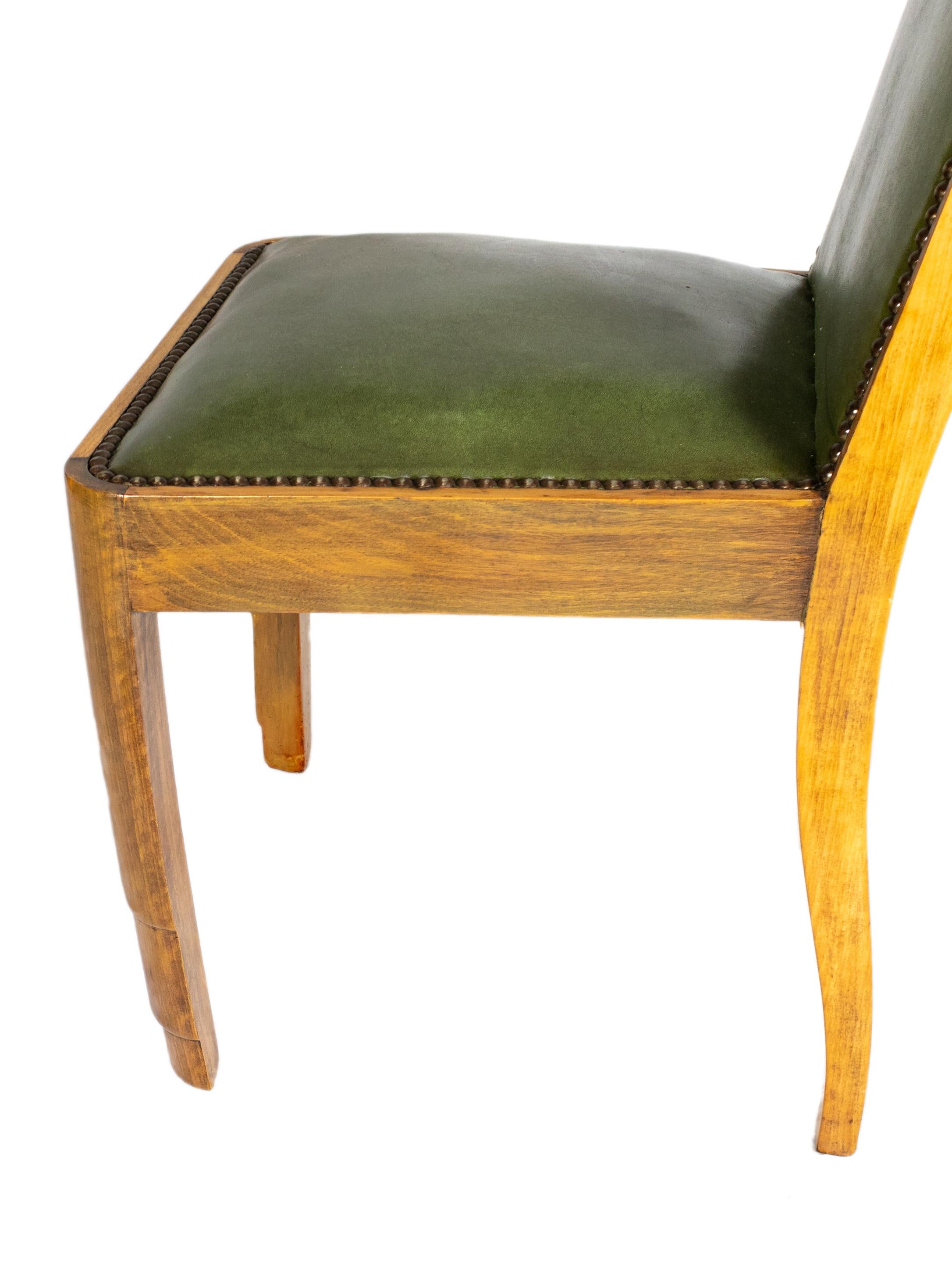 Satz von 8 französischen Art-Déco-Esszimmerstühlen mit Lederpolsterung aus Leder, 20. Jahrhundert (Handgefertigt) im Angebot