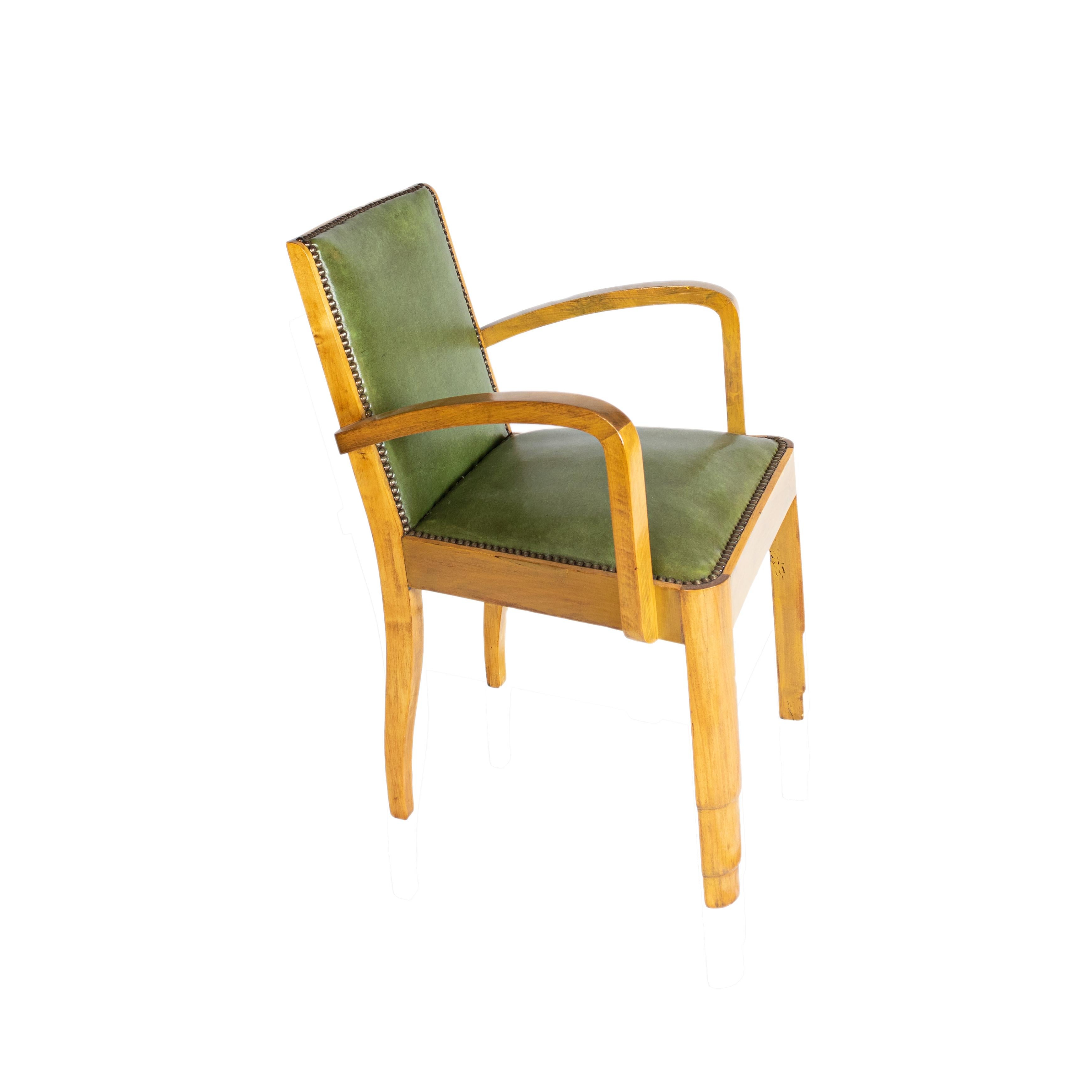 20ième siècle Ensemble de 8 chaises de salle à manger Art Déco françaises tapissées de cuir, 20ème siècle en vente