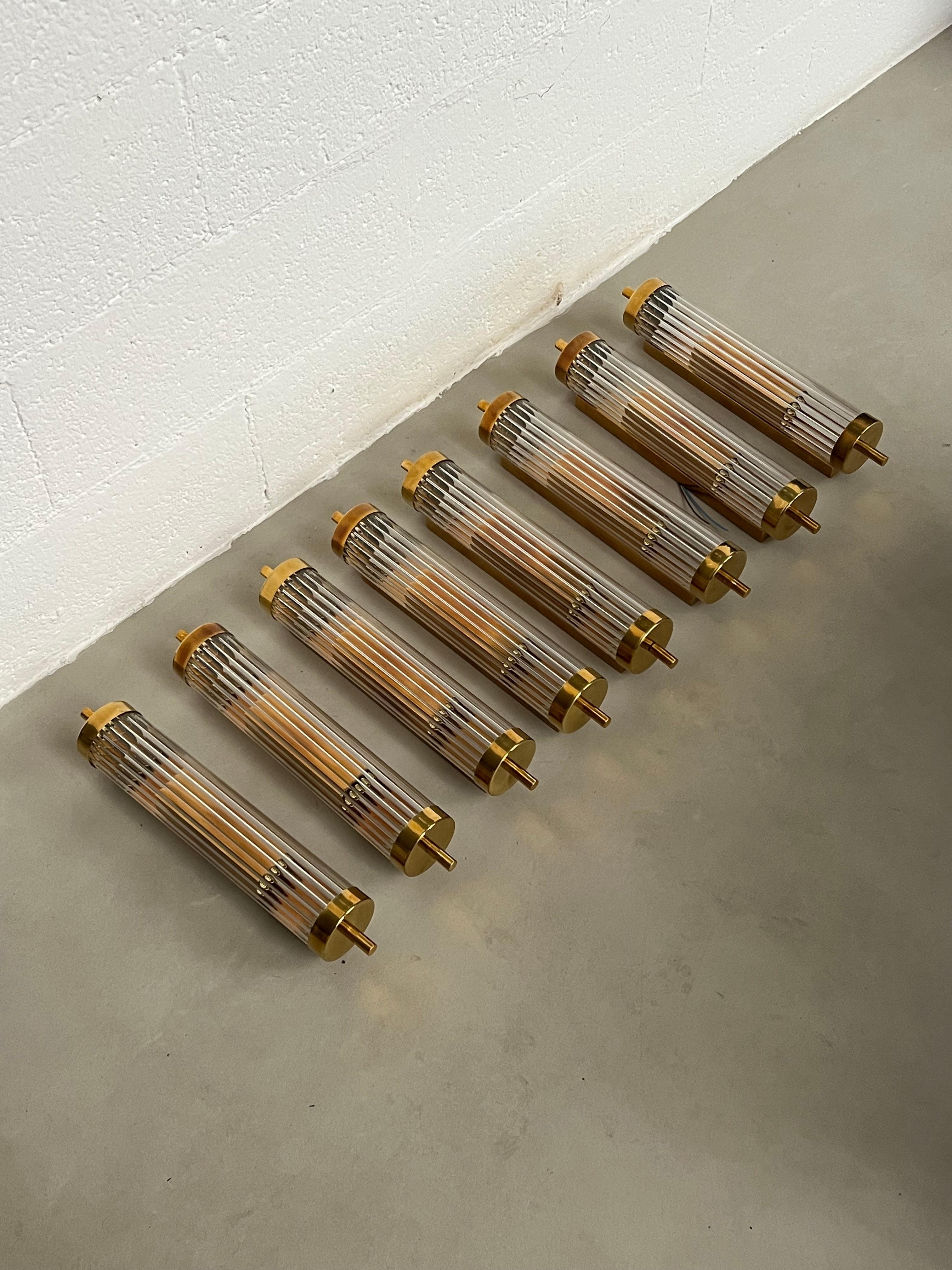 Ensemble de 8 appliques murales Art déco en laiton et verre cannelé, éclairage chic en vente 7