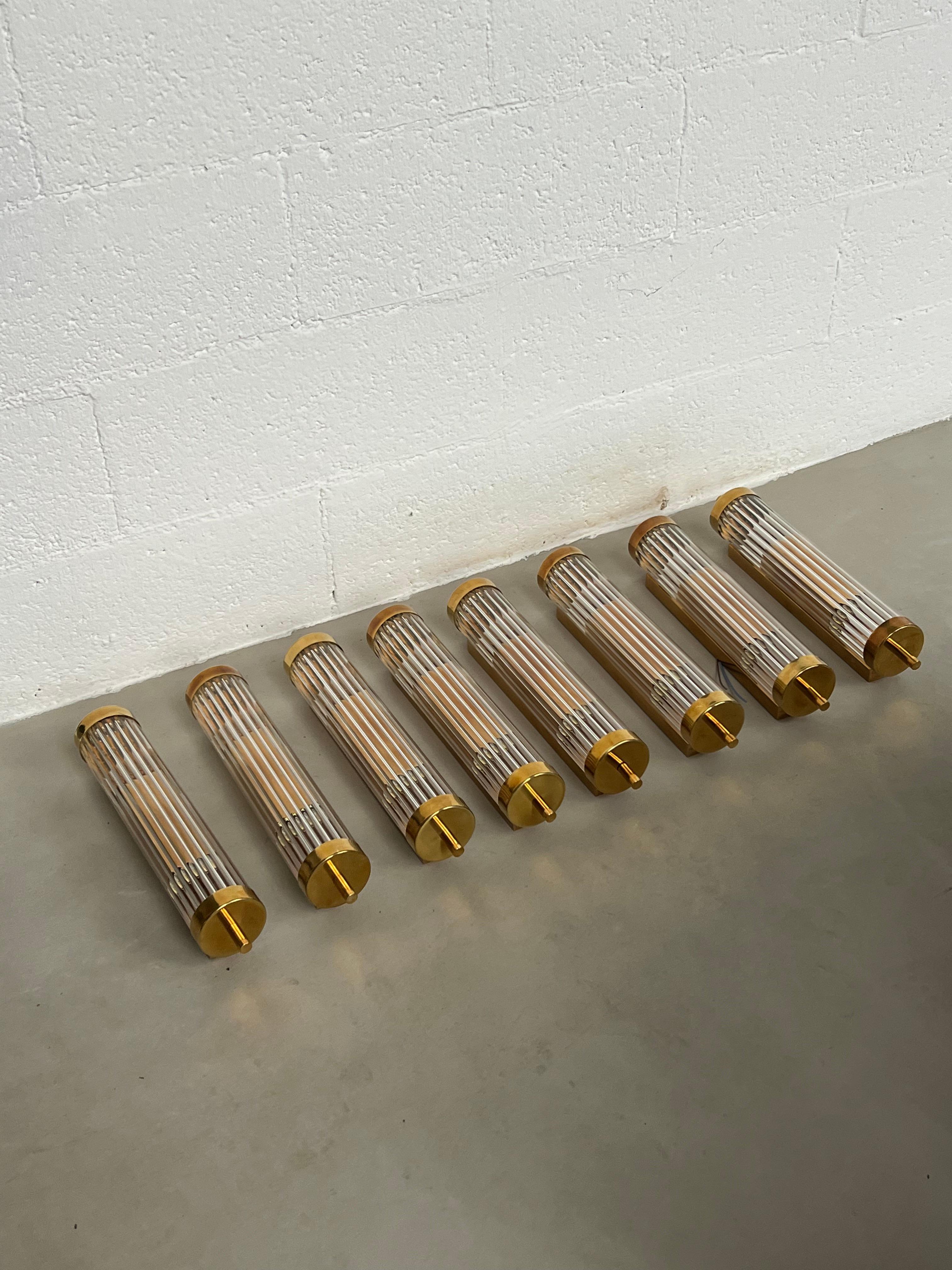 Ensemble de 8 appliques murales Art déco en laiton et verre cannelé, éclairage chic en vente 8