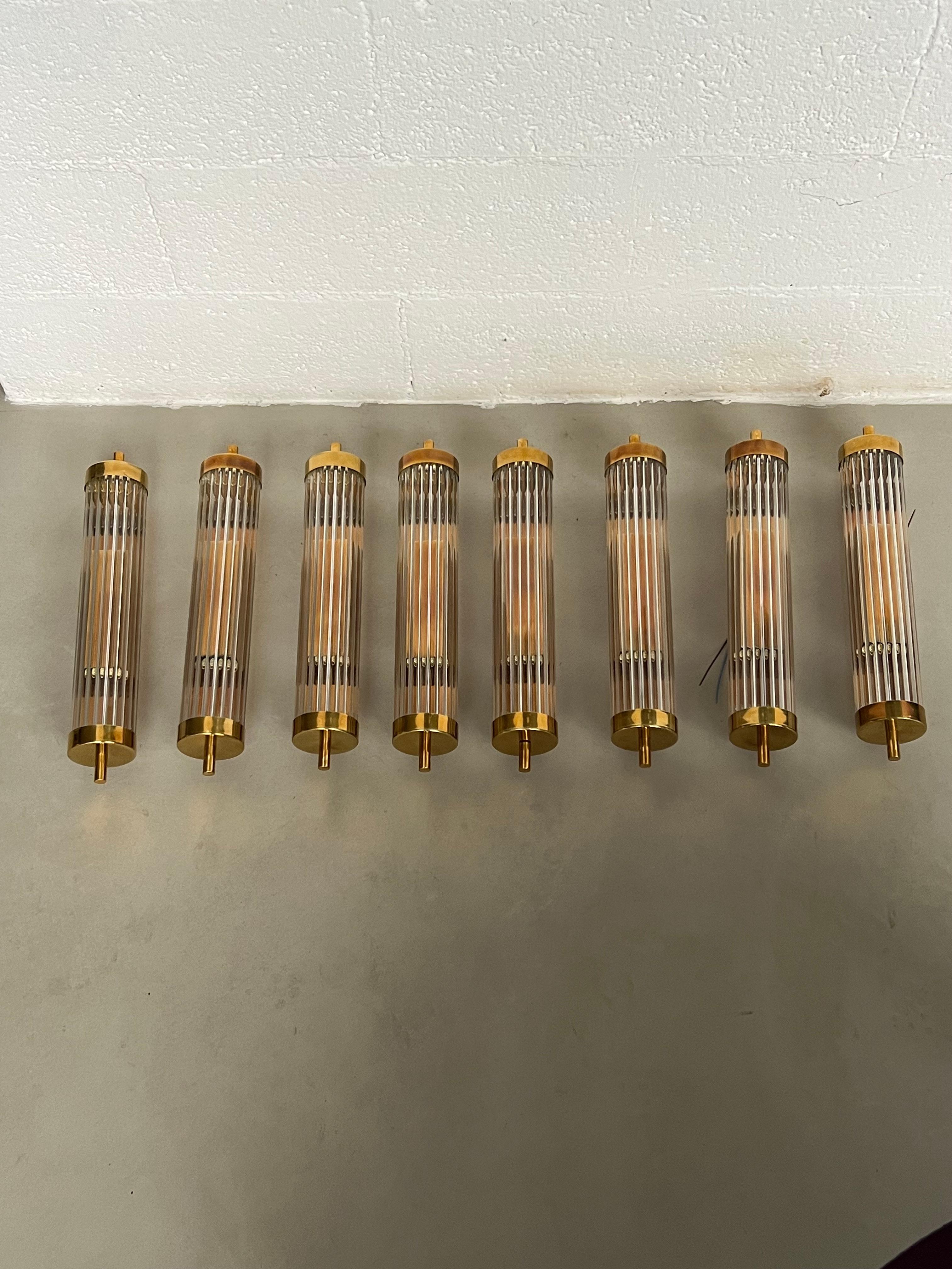 Ensemble de 8 appliques murales Art déco en laiton et verre cannelé, éclairage chic en vente 9