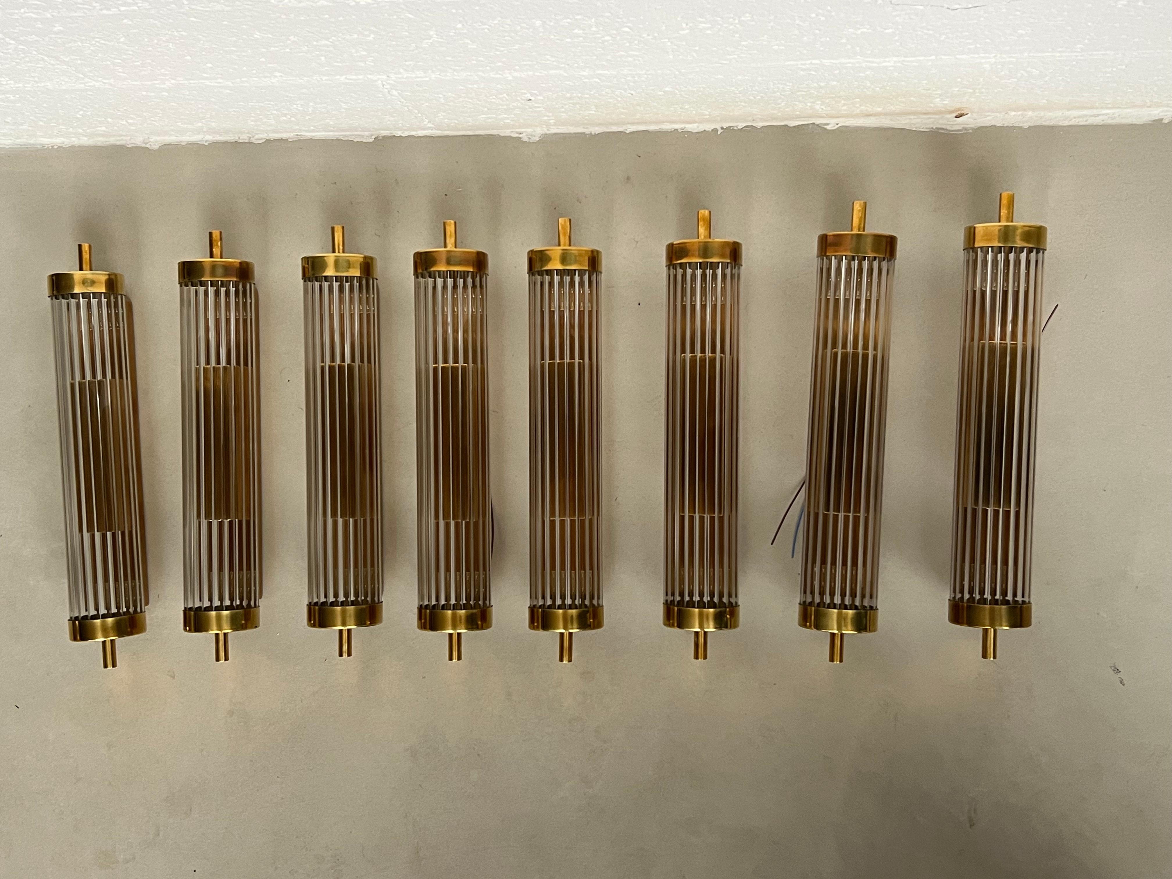 Ensemble de 8 appliques murales Art déco en laiton et verre cannelé, éclairage chic en vente 10