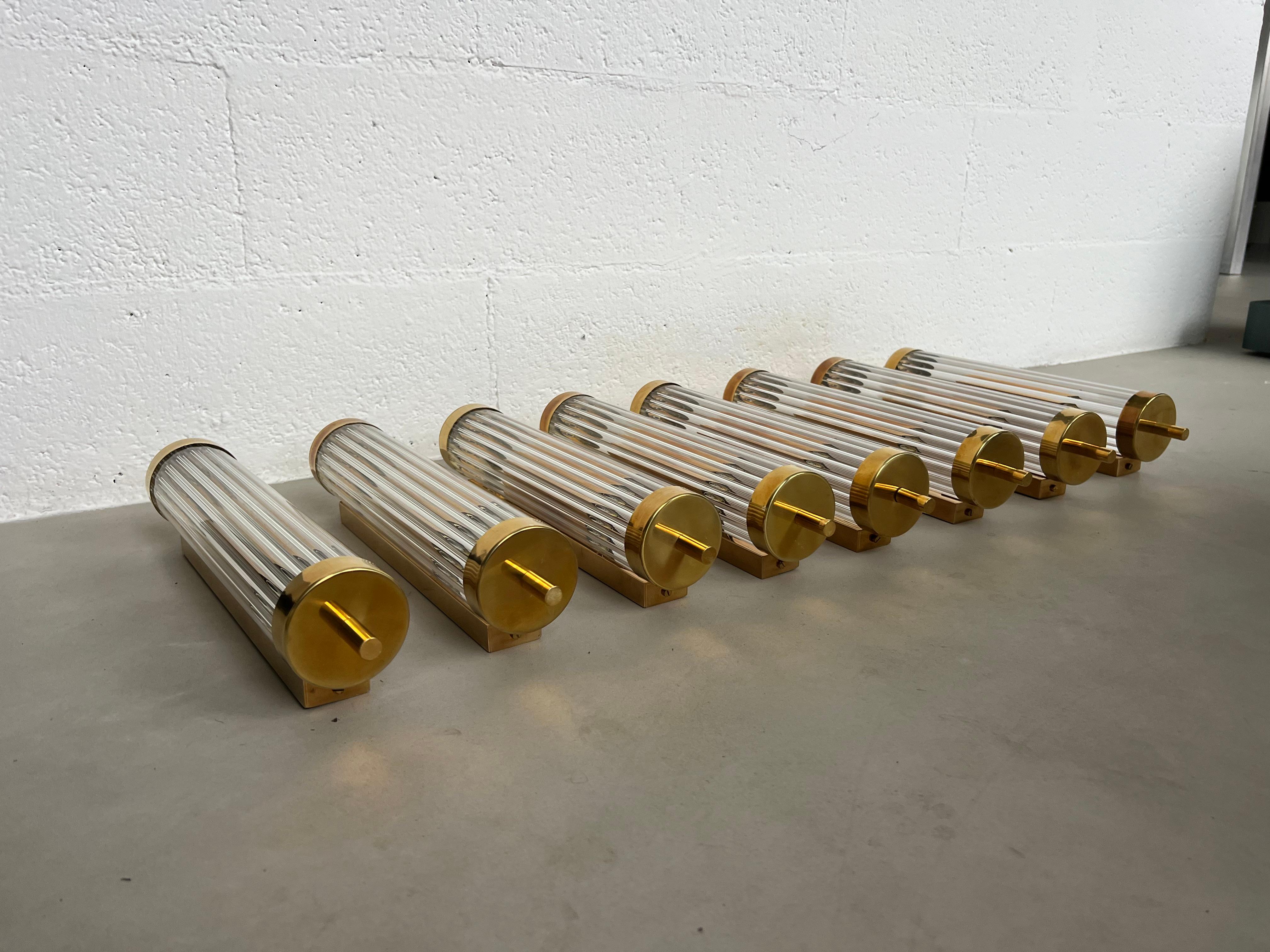 Ensemble de 8 appliques murales Art déco en laiton et verre cannelé, éclairage chic en vente 11