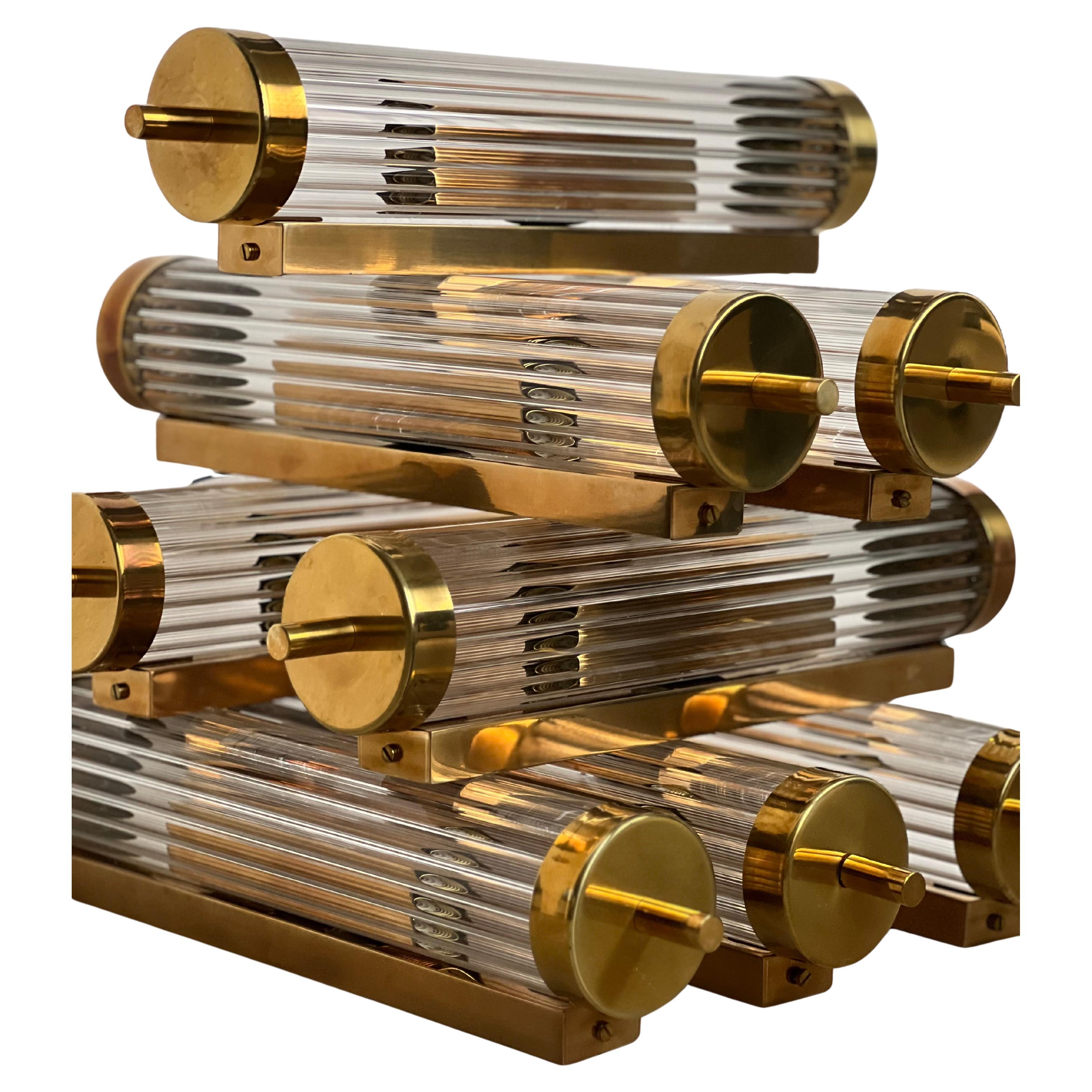 Applique murale pour vasque ou applique murale - Luminaire italien moderne du milieu du siècle - Encastré

Nous proposons à la vente un ensemble de quatre magnifiques appliques contemporaines, conçues et fabriquées à la main à Milan, en Italie, par