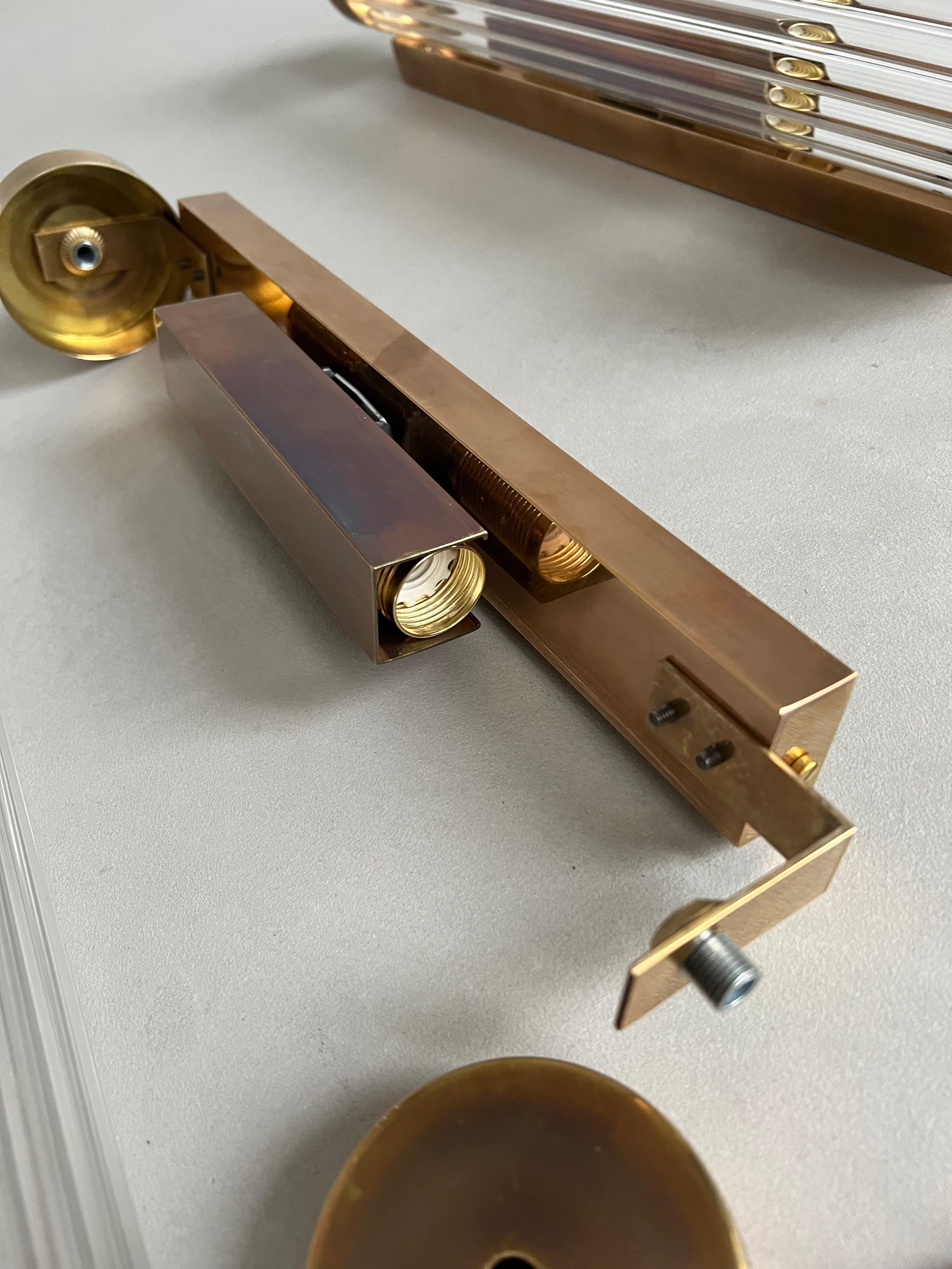 Laiton Ensemble de 8 appliques murales Art déco en laiton et verre cannelé, éclairage chic en vente