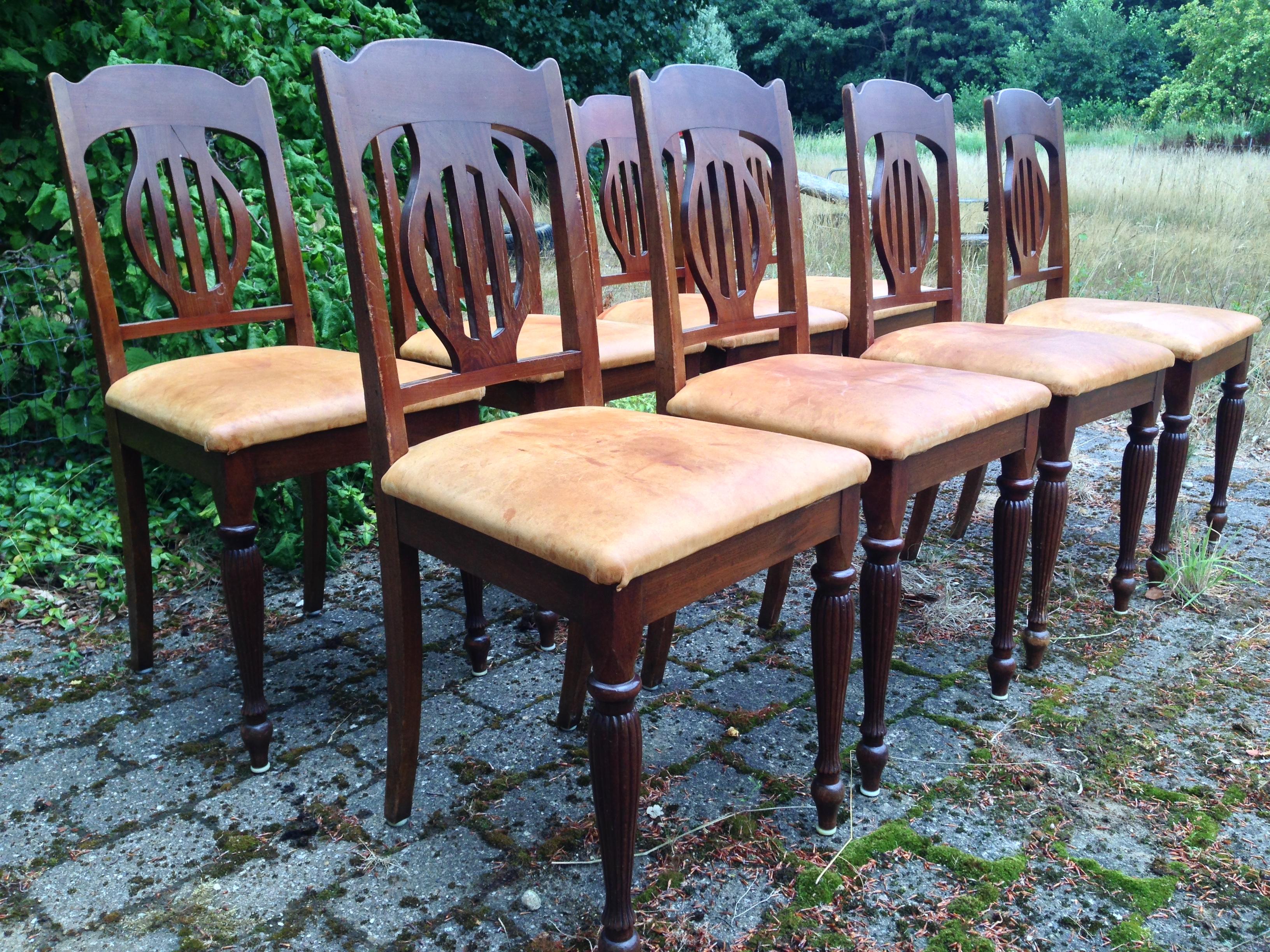 Set of 8 Art Nouveau Chairs in Mahogany and Light Oxhide Seats, 1910s-1920s In Fair Condition For Sale In Vejle, DK