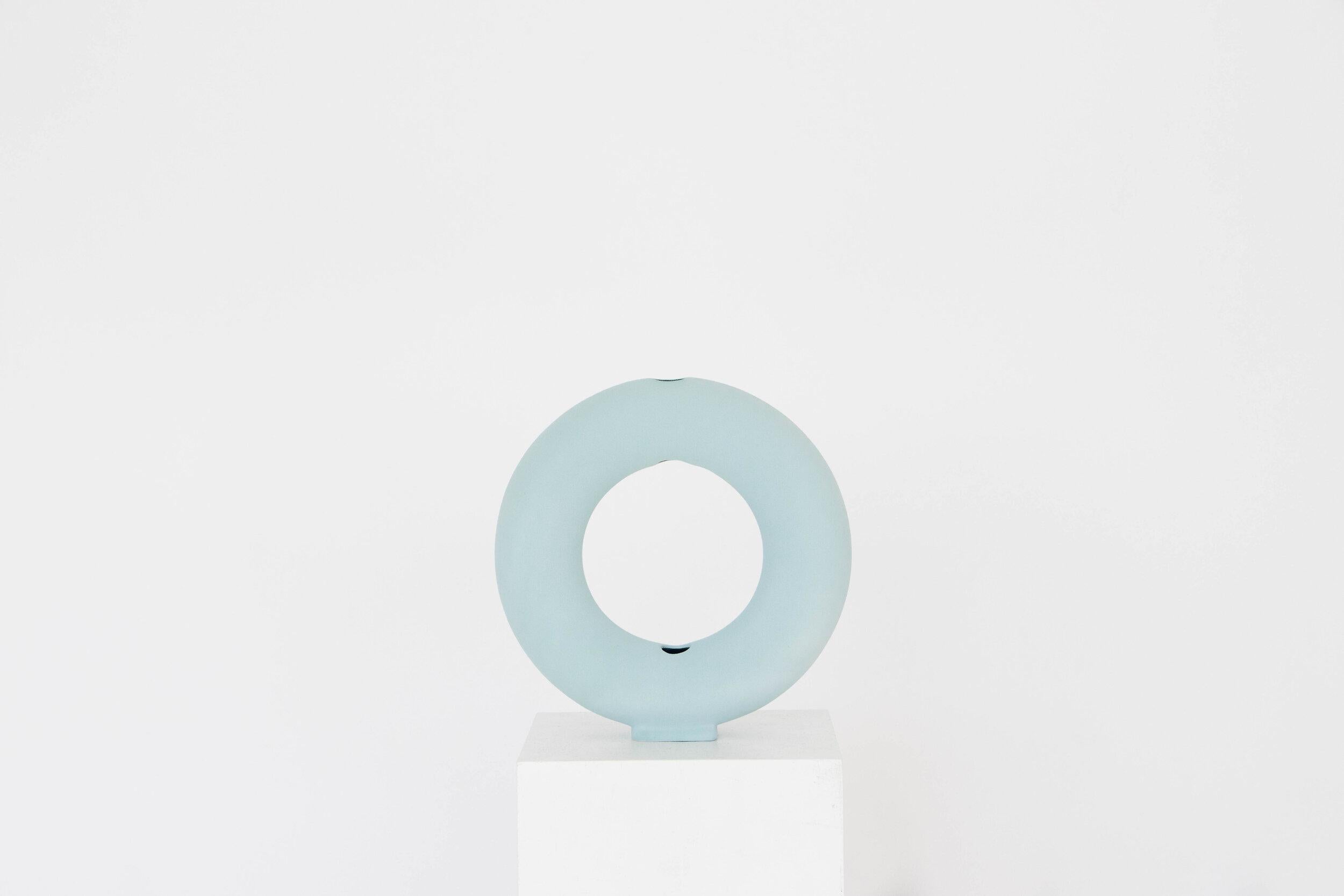 Ein Satz von 8 Baby Blue Matt Vacuum Vasen von Valeria Vasi
Handgefertigt in Barcelona, 2021
MATERIAL: Steingut, Ton
Abmessungen: 23 x 5,5 cm
Auch erhältlich in: Terrakotta, Weiß. 

Eine skulpturale Vase aus Steinzeug, die vollständig in Barcelona