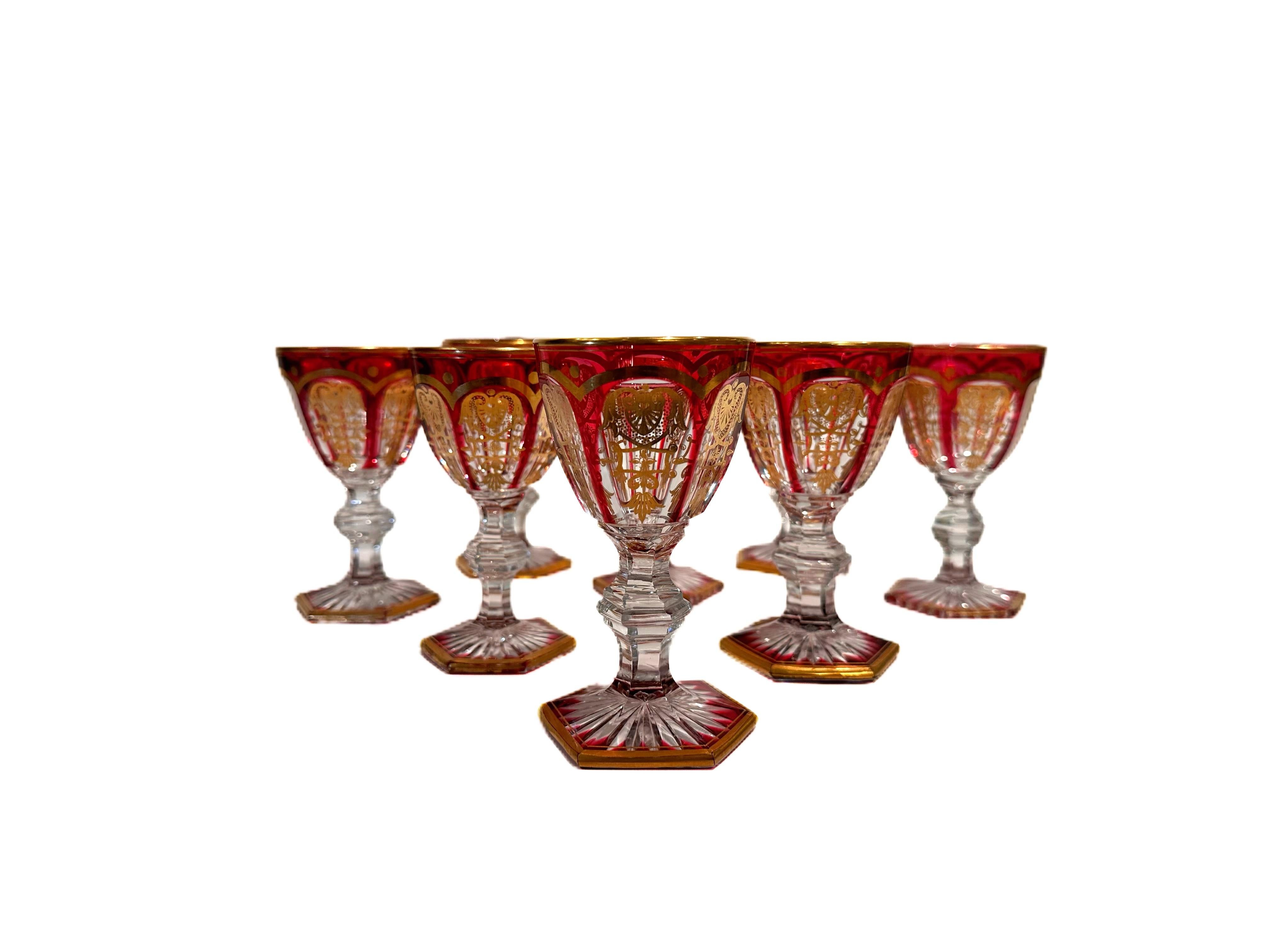 Un raffinato set di otto bicchieri cordiali in cristallo Baccarat Harcourt Empire con sovrapposizione di rubini, che mette in mostra una delle forme più iconiche e durature dell'azienda. La denominazione Impero non si riferisce al periodo