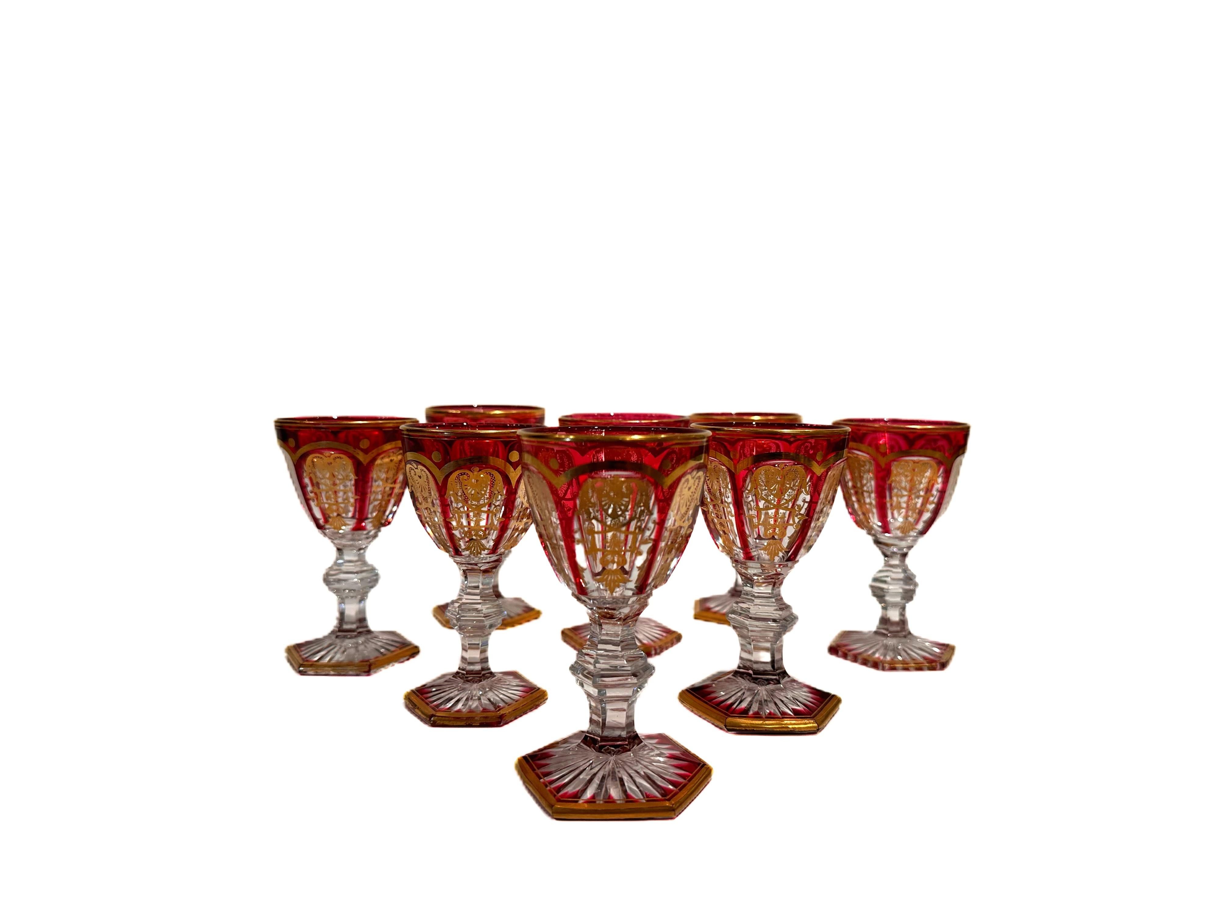 Francese Set di 8 cordiali di cristallo Baccarat Harcourt Empire Ruby-Overlay in vendita