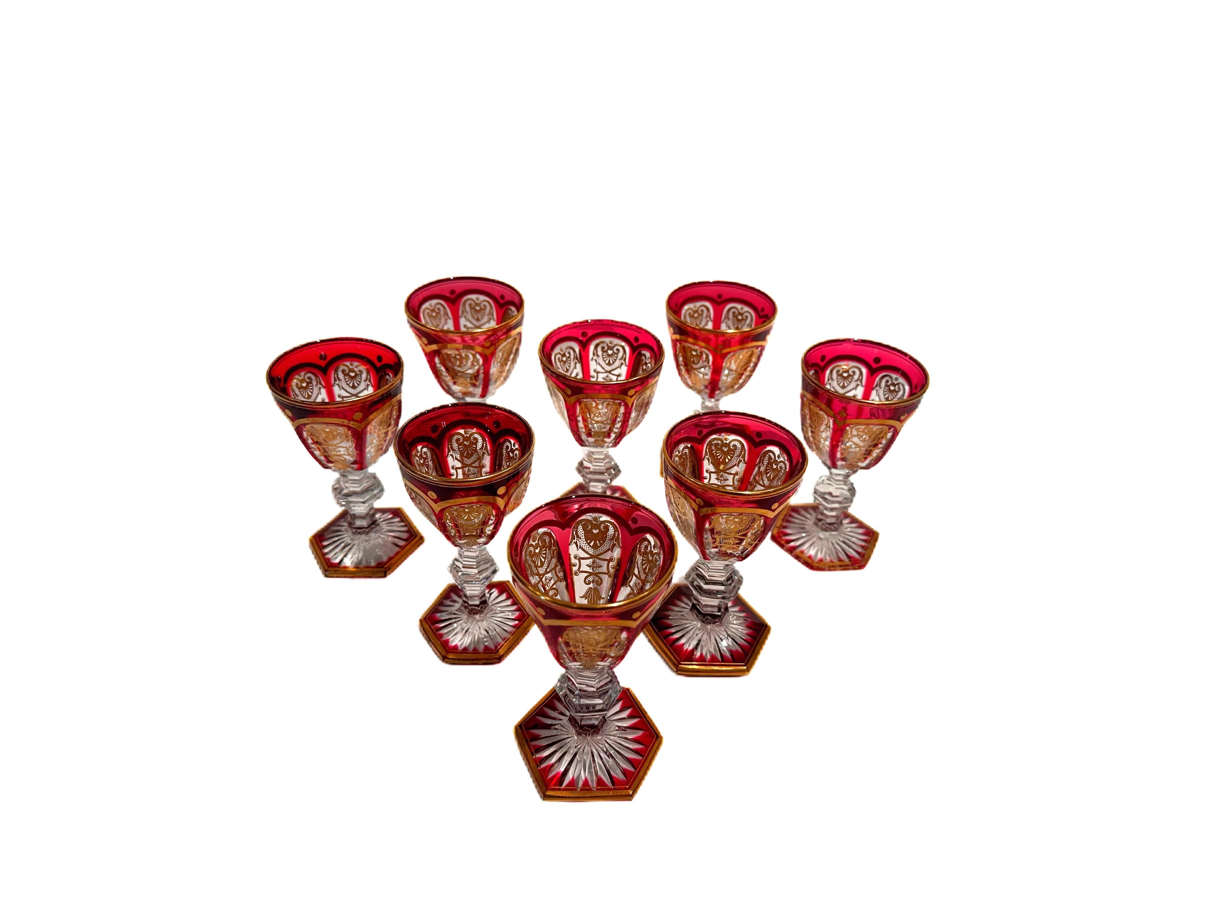 Fatto a mano Set di 8 cordiali di cristallo Baccarat Harcourt Empire Ruby-Overlay in vendita