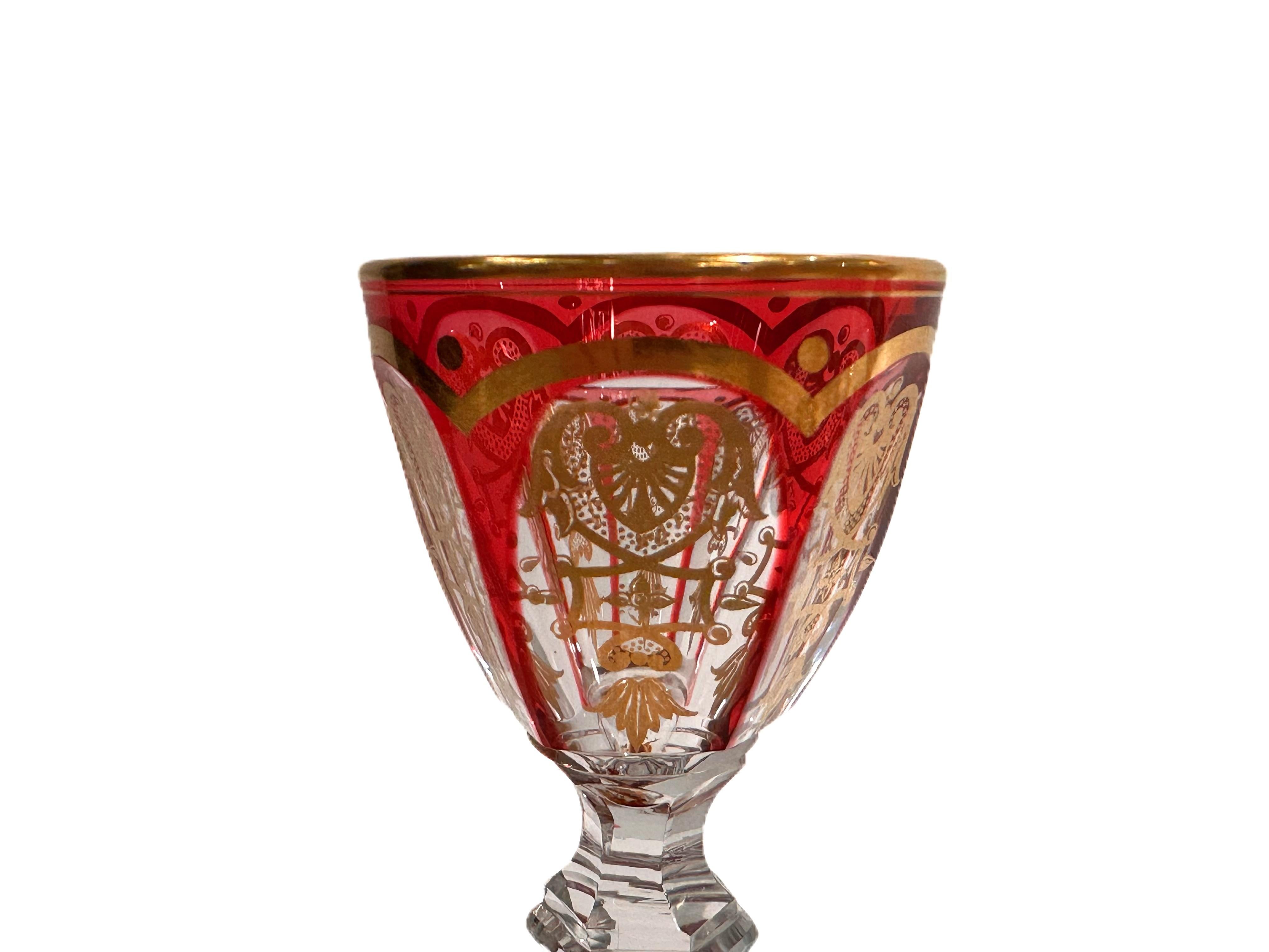 XIX secolo Set di 8 cordiali di cristallo Baccarat Harcourt Empire Ruby-Overlay in vendita