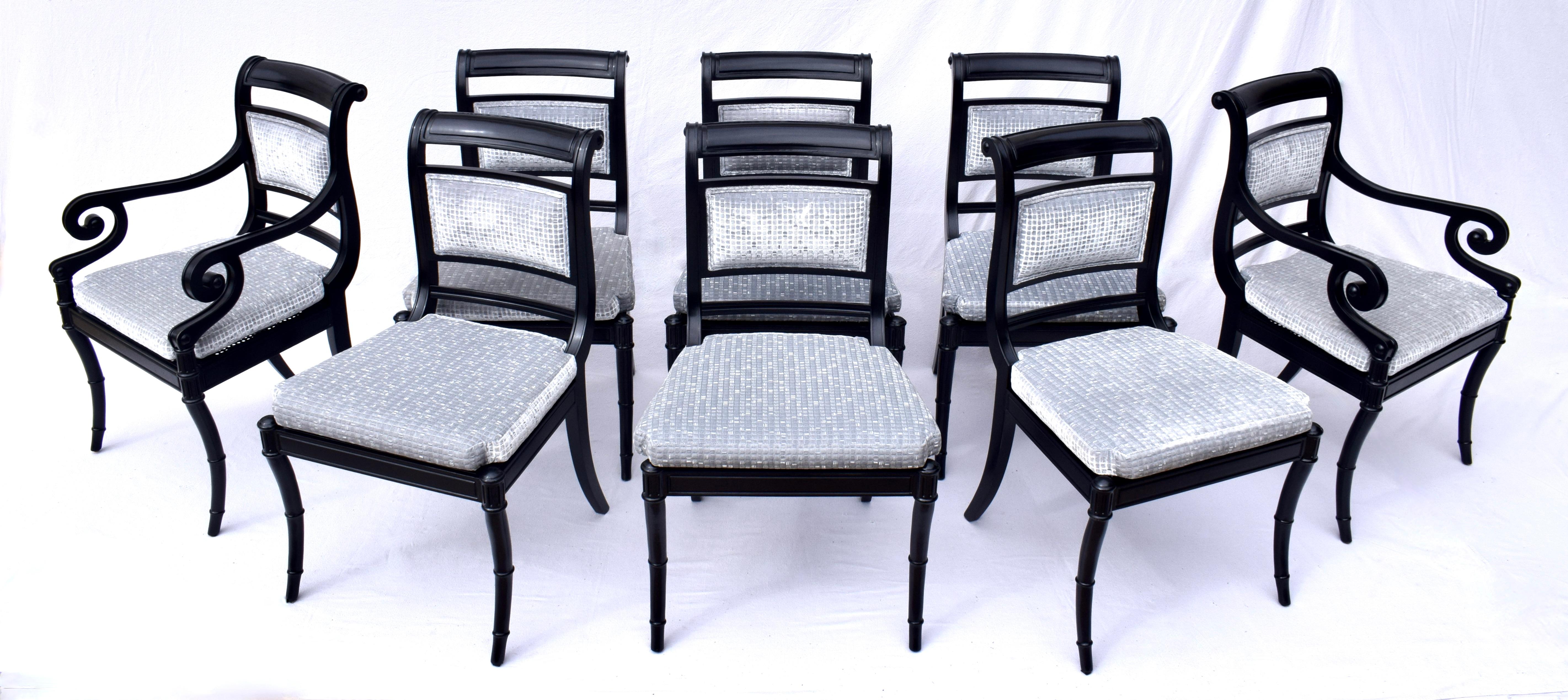 Un eccezionale set di 8 sedie da pranzo Regency con sedili a sbalzo e stile Klismos di Baker Furniture, rivestite in ciniglia a finestra con cuscini dentellati rimovibili. 
Due poltrone e sei sedie laterali pronte all'uso.  Dimensioni della sedia