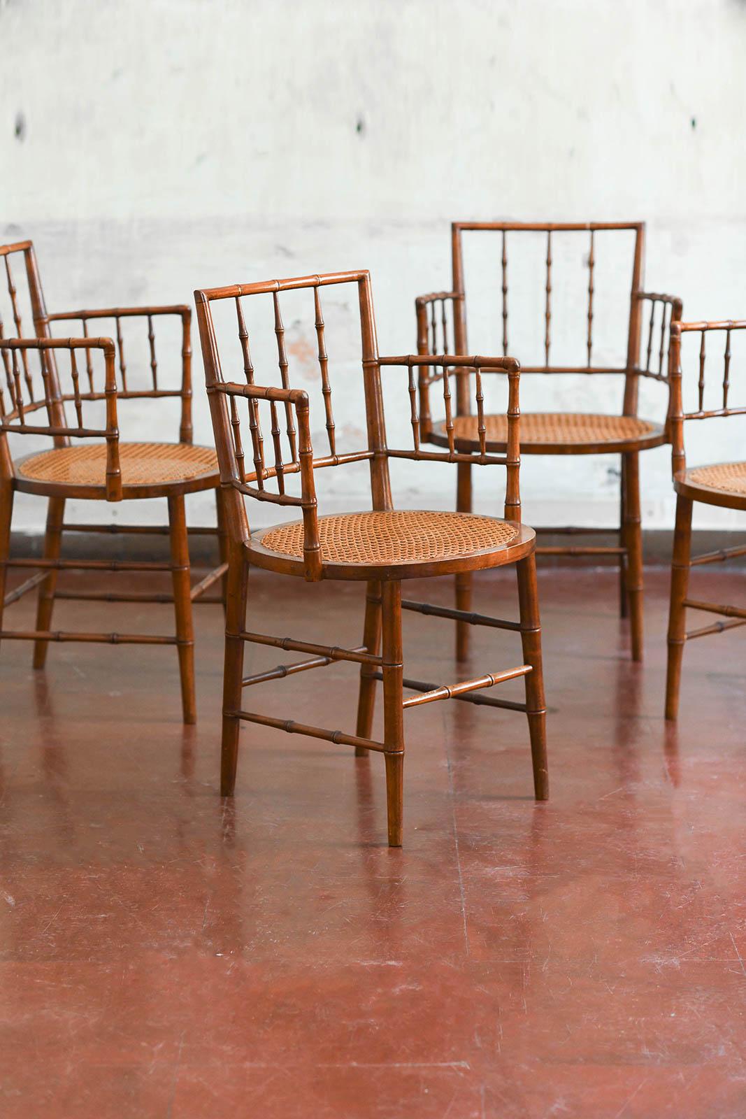 Set di 8 poltrone in legno di bambù, Inghilterra - inizio XX secolo.
Dettagli del prodotto
Schienali quadrati aperti, sedute circolari con seduta in canna e gambe affusolate. Struttura e braccioli in legno con effetto bambù tipico dei primi del