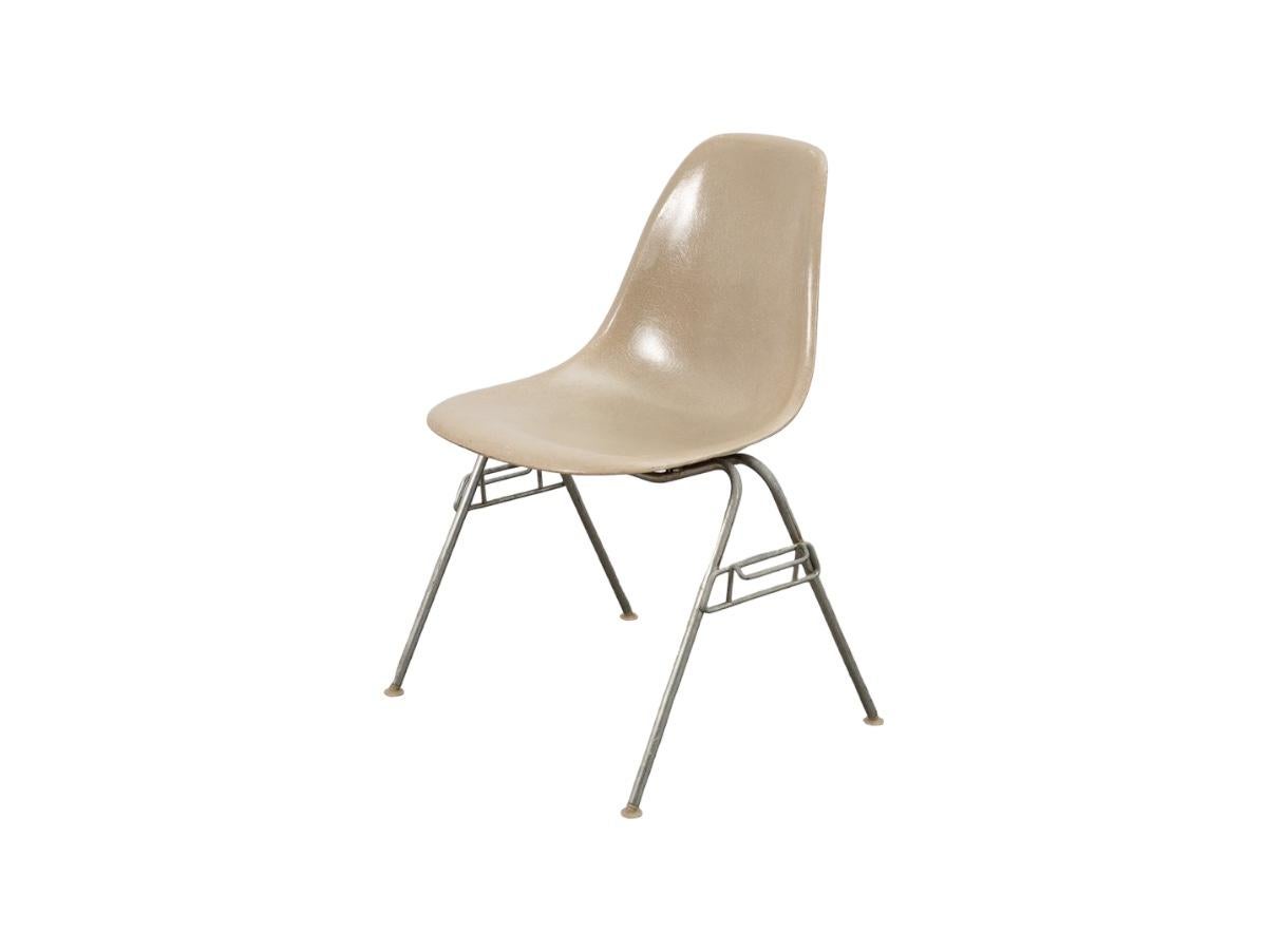 Mid-Century Modern Set of 8 Beige Herman Miller Eames Dining Chairs