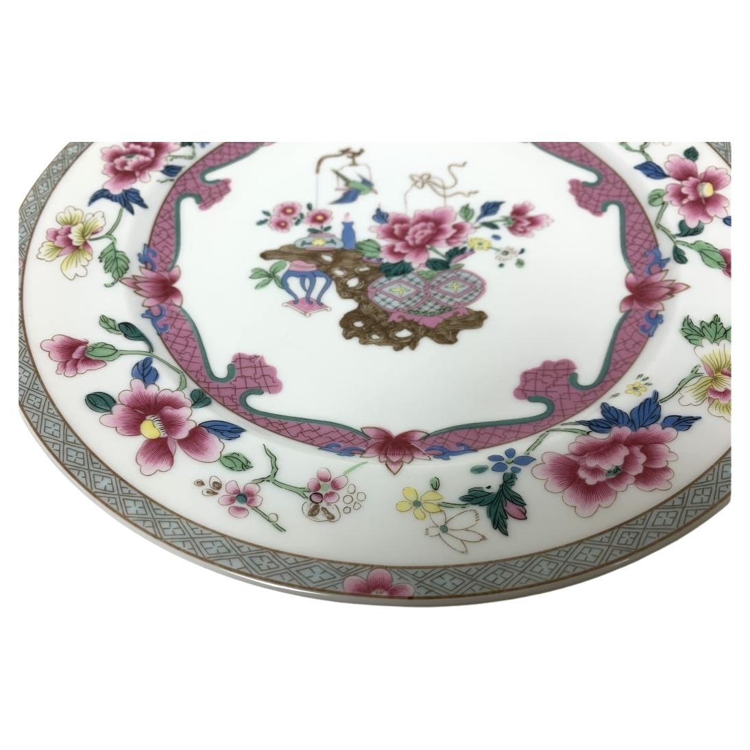 Set di 8 piatti da insalata con motivo Macassar di Bernardaud Limoges per Asprey. I piatti con peonie, uccello, bordo con vari fiori, bordo a reticolo rosa e un bordo blu e marrone su porcellana bianca in un disegno orientale. Prodotto da Bernardaud