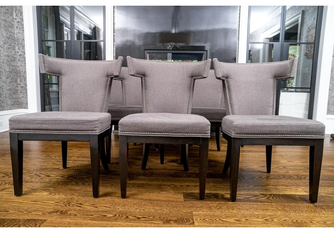 Set di 8 sedie da pranzo imbottite in tessuto Bernhardt Mercer con schienale ad ala, struttura in legno color espresso scuro, decorazioni in metallo color canna di fucile e gambe anteriori affusolate e posteriori distanziate. Modello Bernhardt