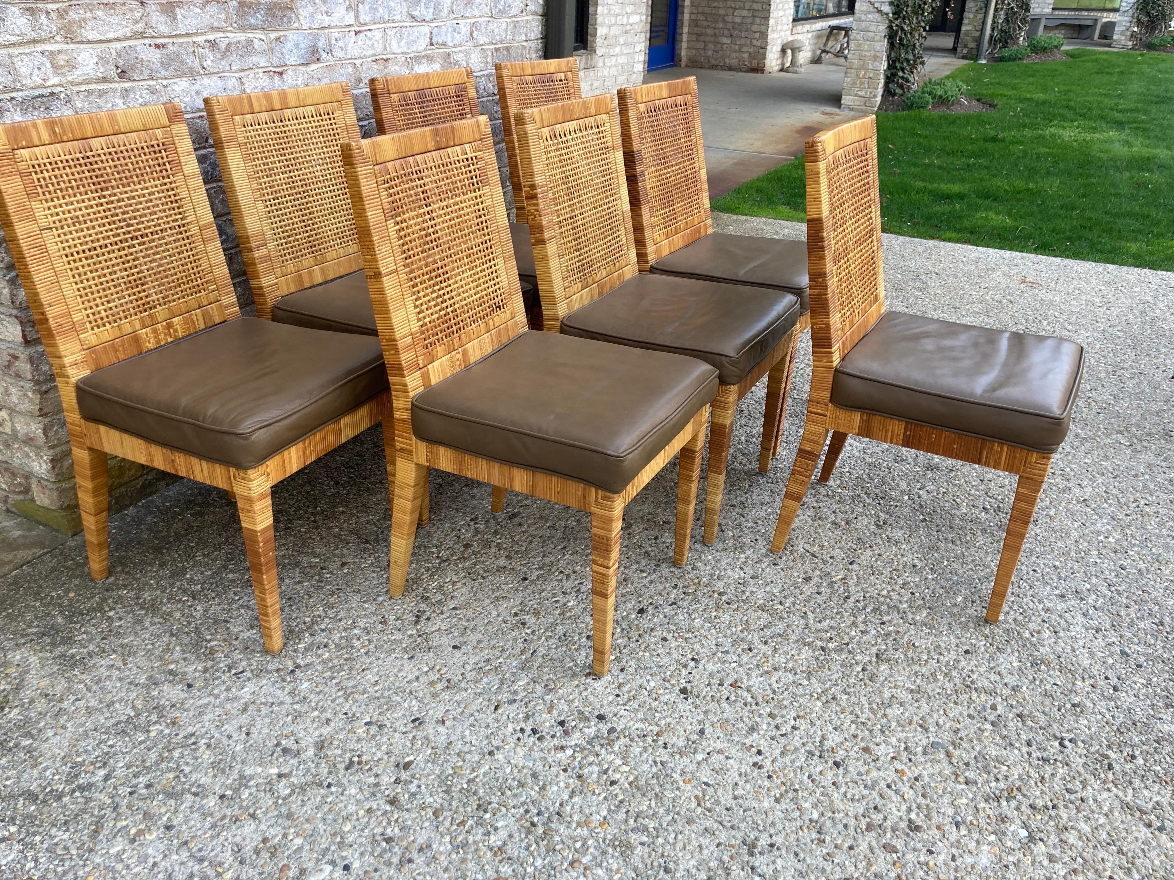 Fabuleux ensemble de 8 chaises à manger en rotin de style Louis Bielecky Brothers avec sièges en cuir d'origine....