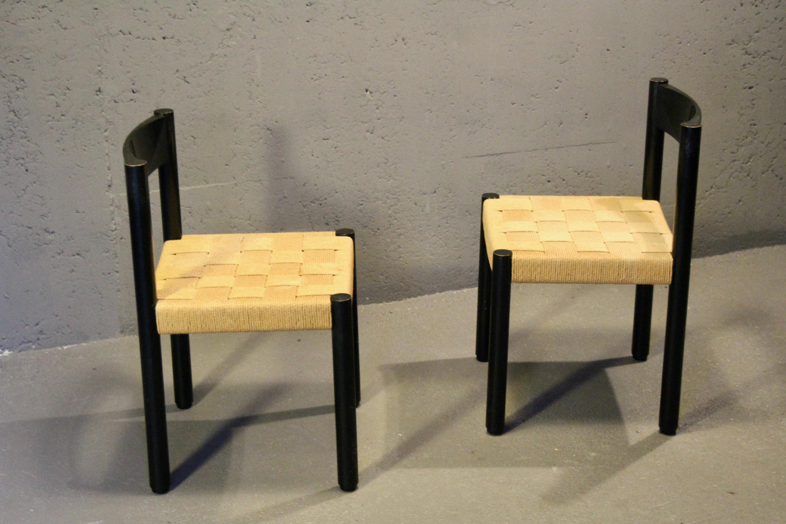 Paglia Set di 8 sedie in bianco e nero in vendita