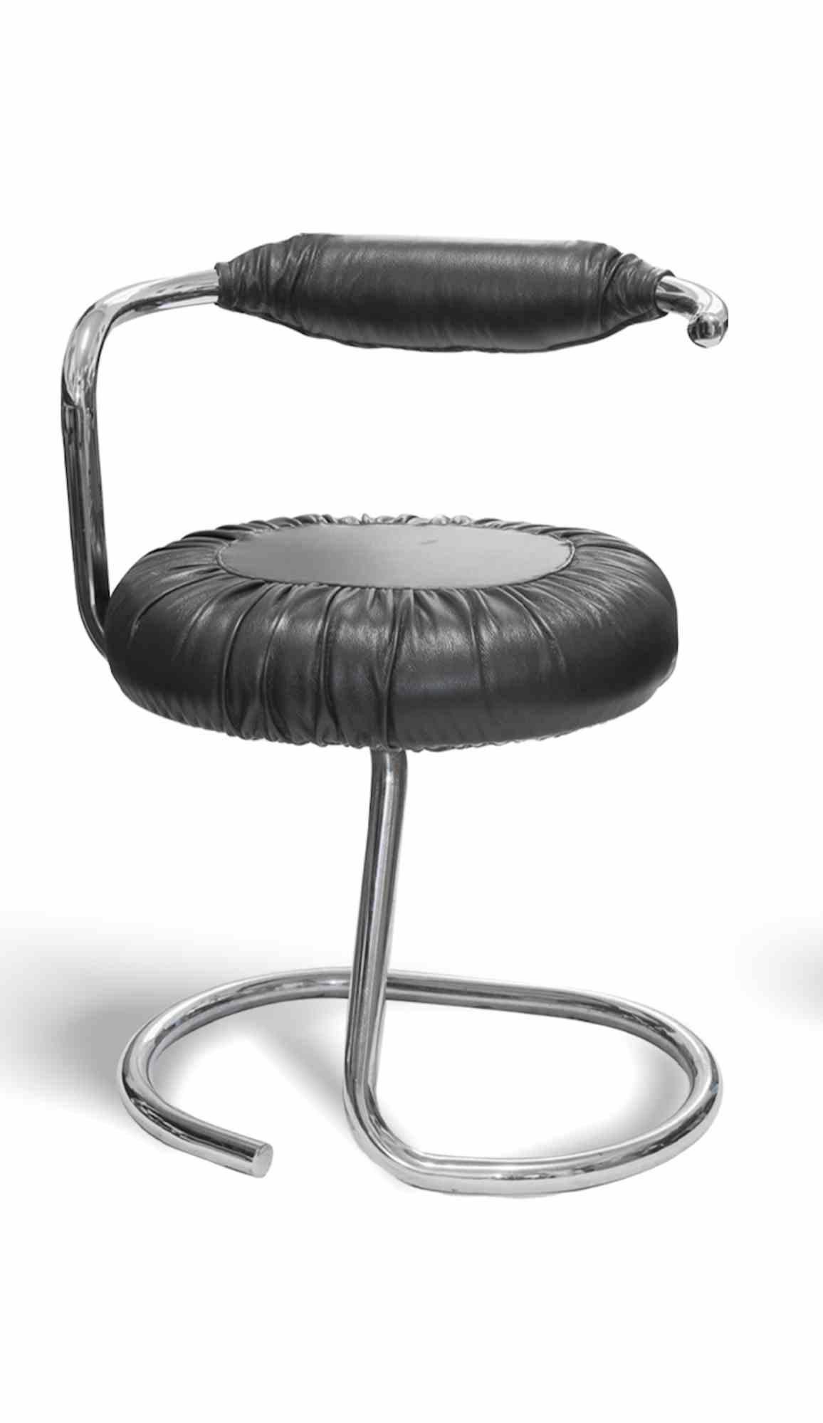 Set of 8 Black Cobra Chairs est un ensemble de chaises réalisé dans les années 1970 par Giotto Stoppino (Milan, 1926).

Structure en tube d'acier chromé et tissu bleu clair.

Cette chaise 