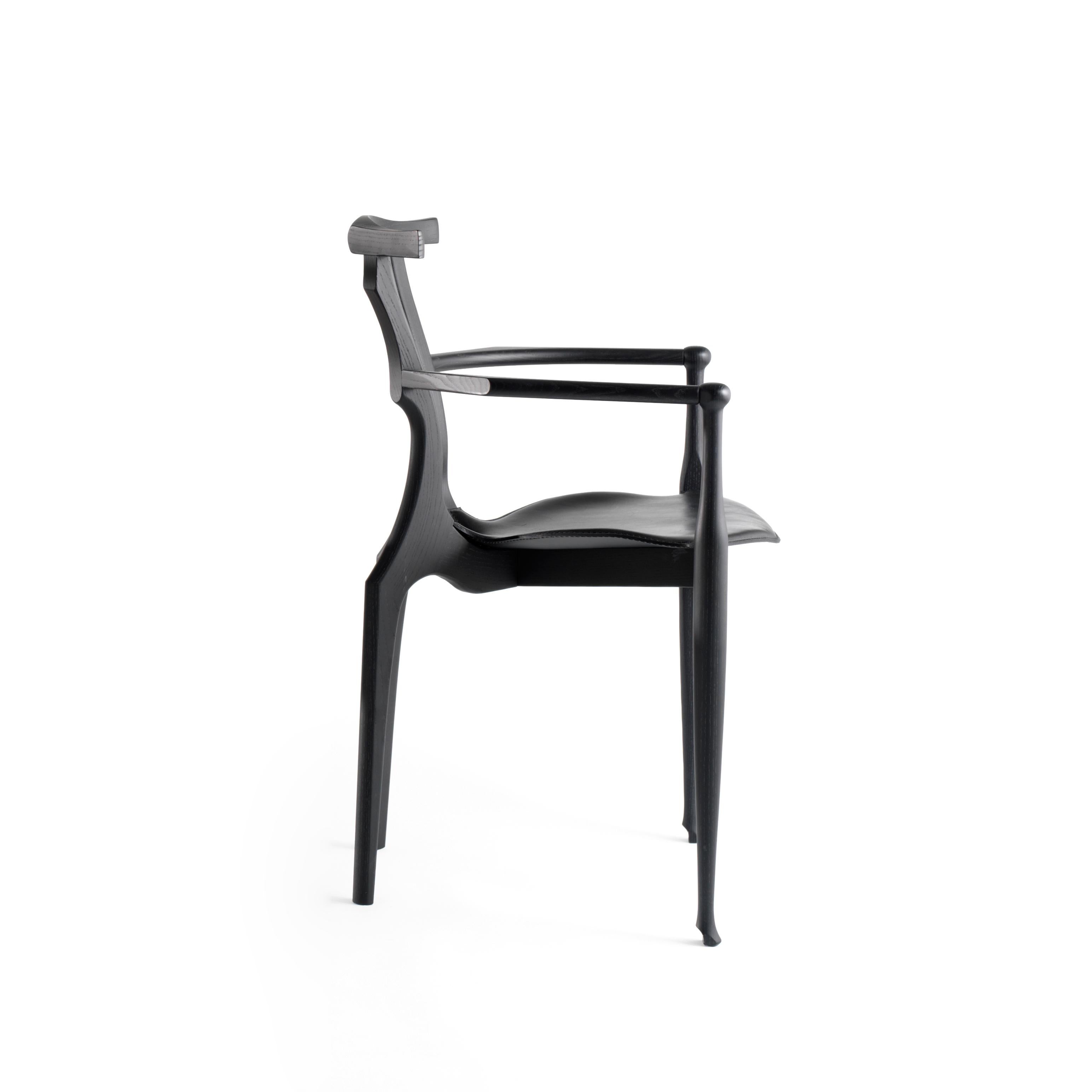Mid-Century Modern Ensemble de 8 chaises Gaulino noires par Oscar Tusquets  en vente