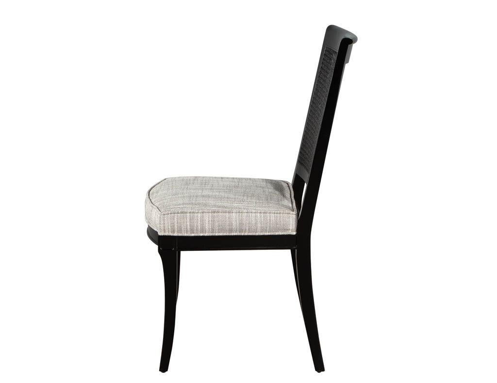 Lot de 8 chaises de salle à manger à dossier canné laqué noir en vente 2