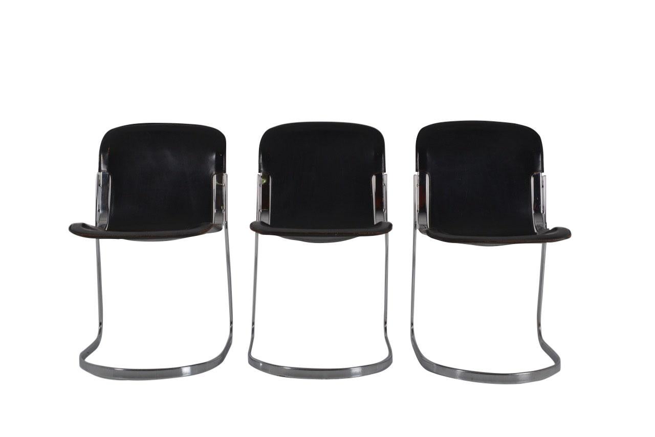 Set of 8 dining chairs by Cidue ‘C2’ produced in the 1970s. The seats are all covered with quality saddle leather and strongly stitched around the very nice flat tubular chrome-plated frame. A lovely patina frame age and wear. They are stackable.