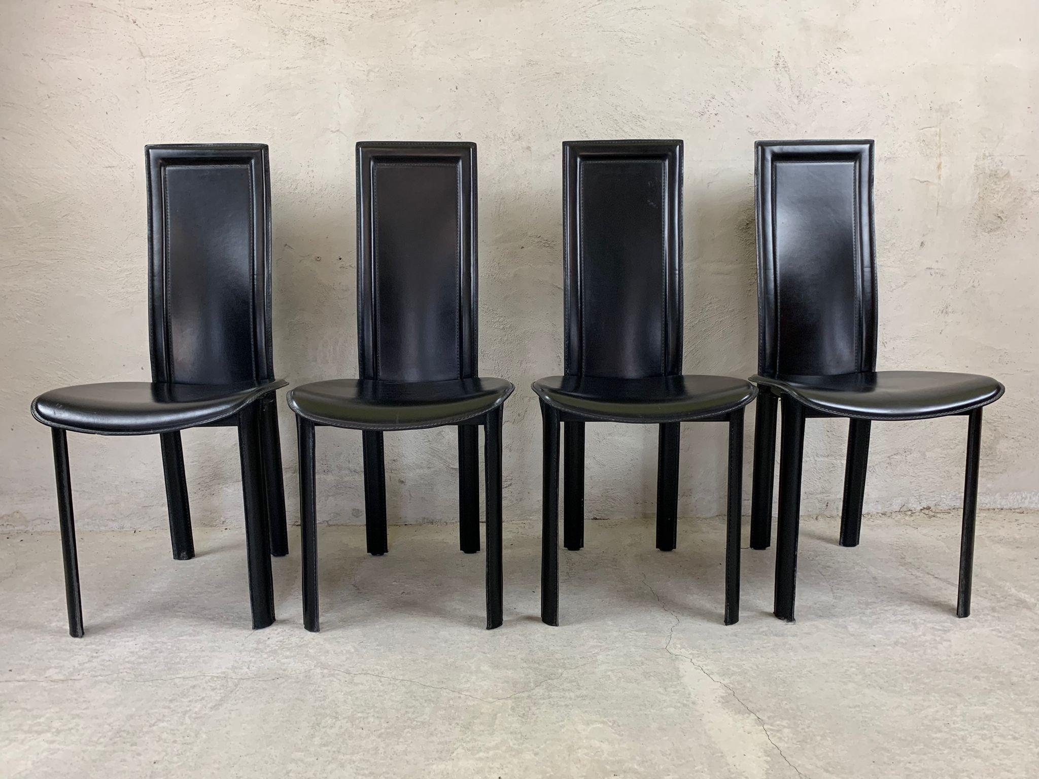 Ensemble de 8 chaises de salle à manger en cuir italien noir à haut dossier.

belle conception élégante et intemporelle.

Les chaises sont en bon état et présentent une usure minimale.

Années 1980 - Italie
