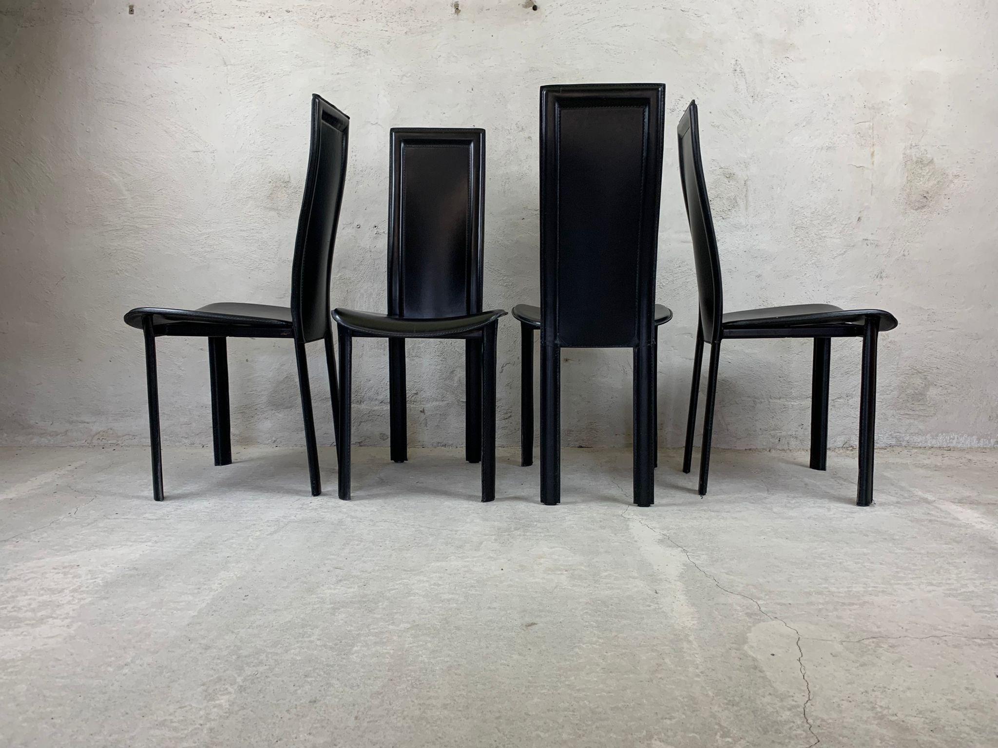 italien Ensemble de 8 chaises de salle à manger en cuir noir en vente