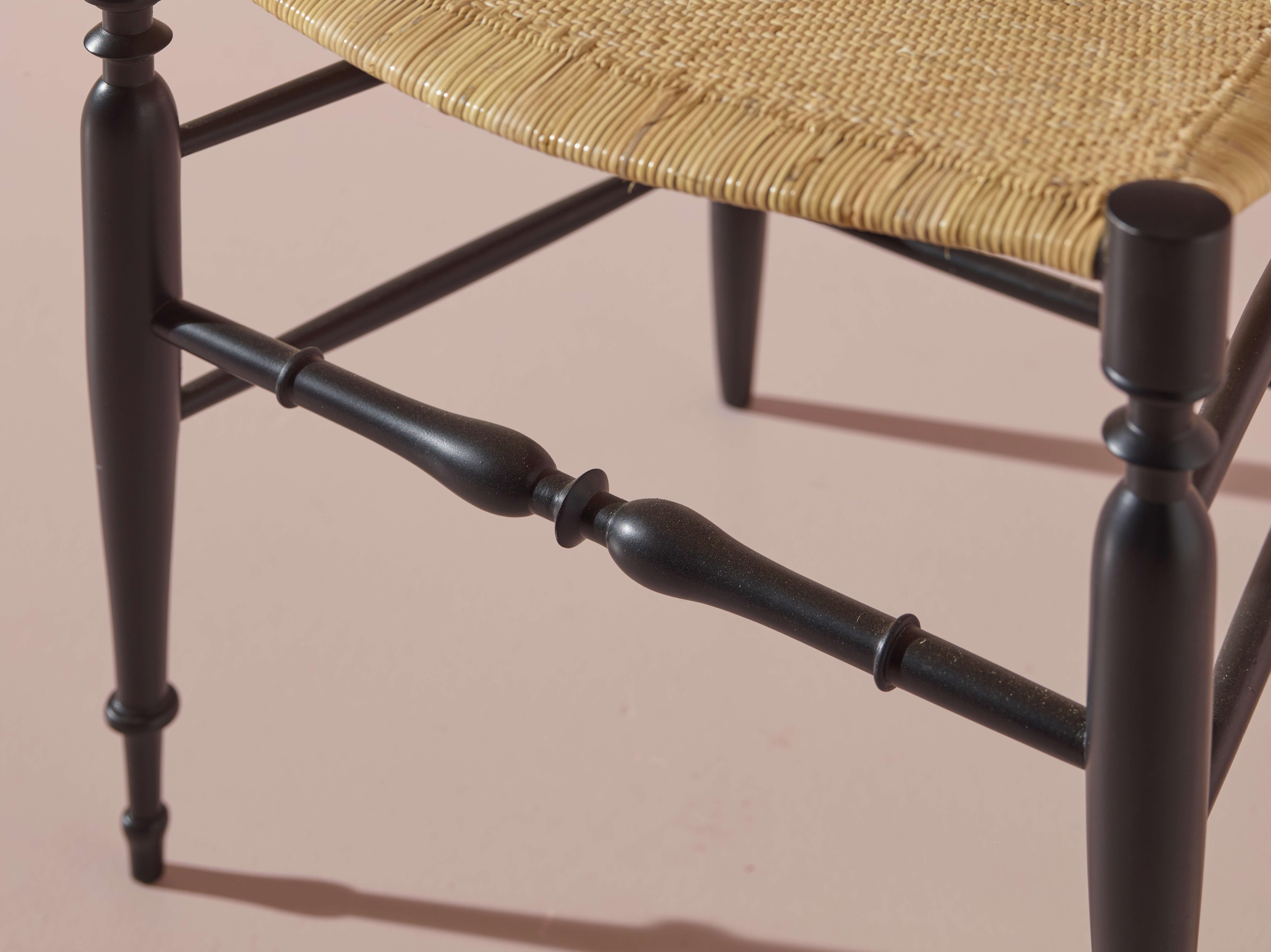 Ensemble de 8 chaises Chiavari en bois de hêtre teinté noir, modèle 