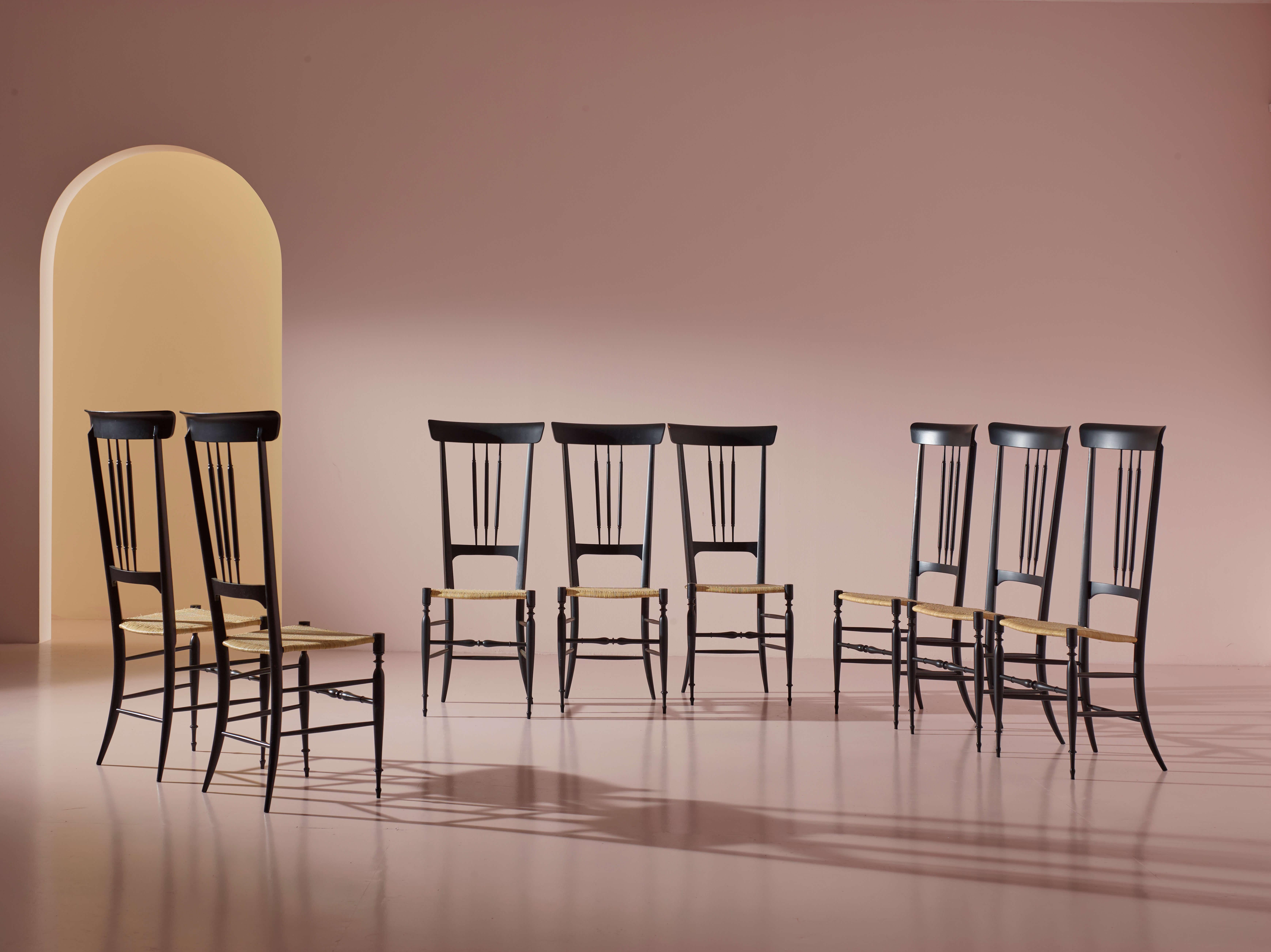 Ensemble de 8 chaises Chiavari en bois de hêtre teinté noir, modèle 