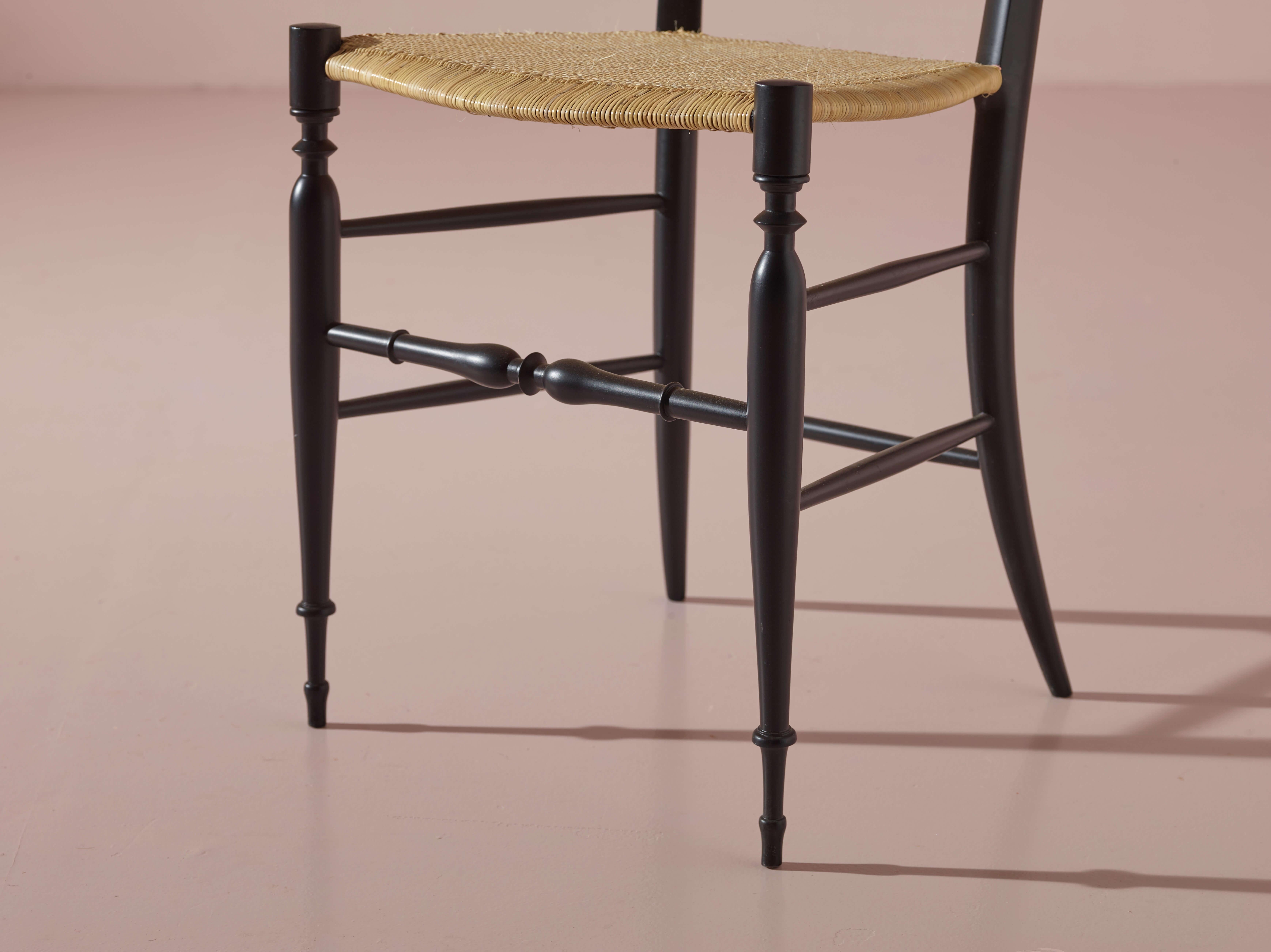 Ensemble de 8 chaises Chiavari en bois de hêtre teinté noir, modèle 