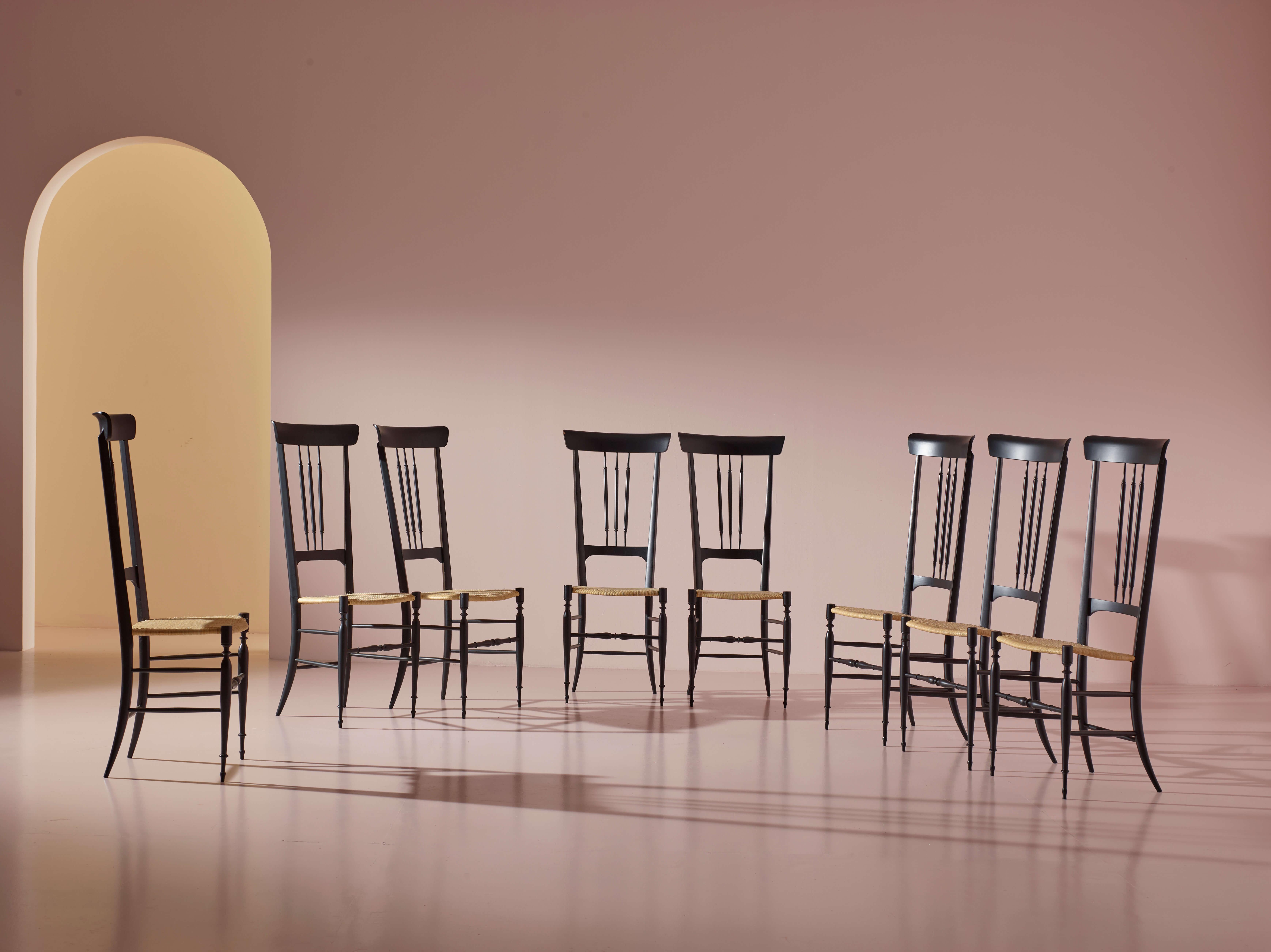 Ensemble de huit chaises à haut dossier 