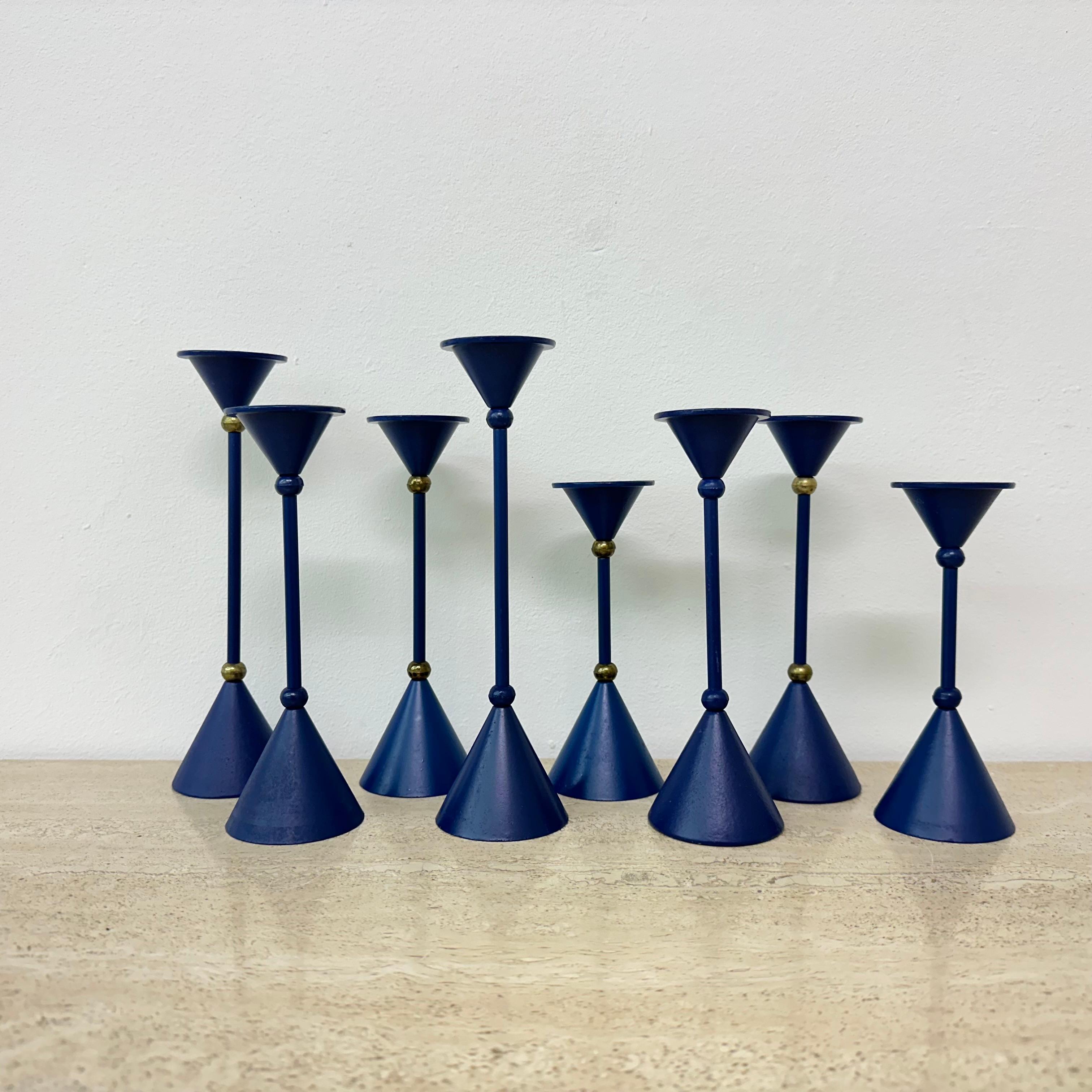 Mid-Century moderno Set di 8 candele blu in stile Memphis, anni '80 in vendita
