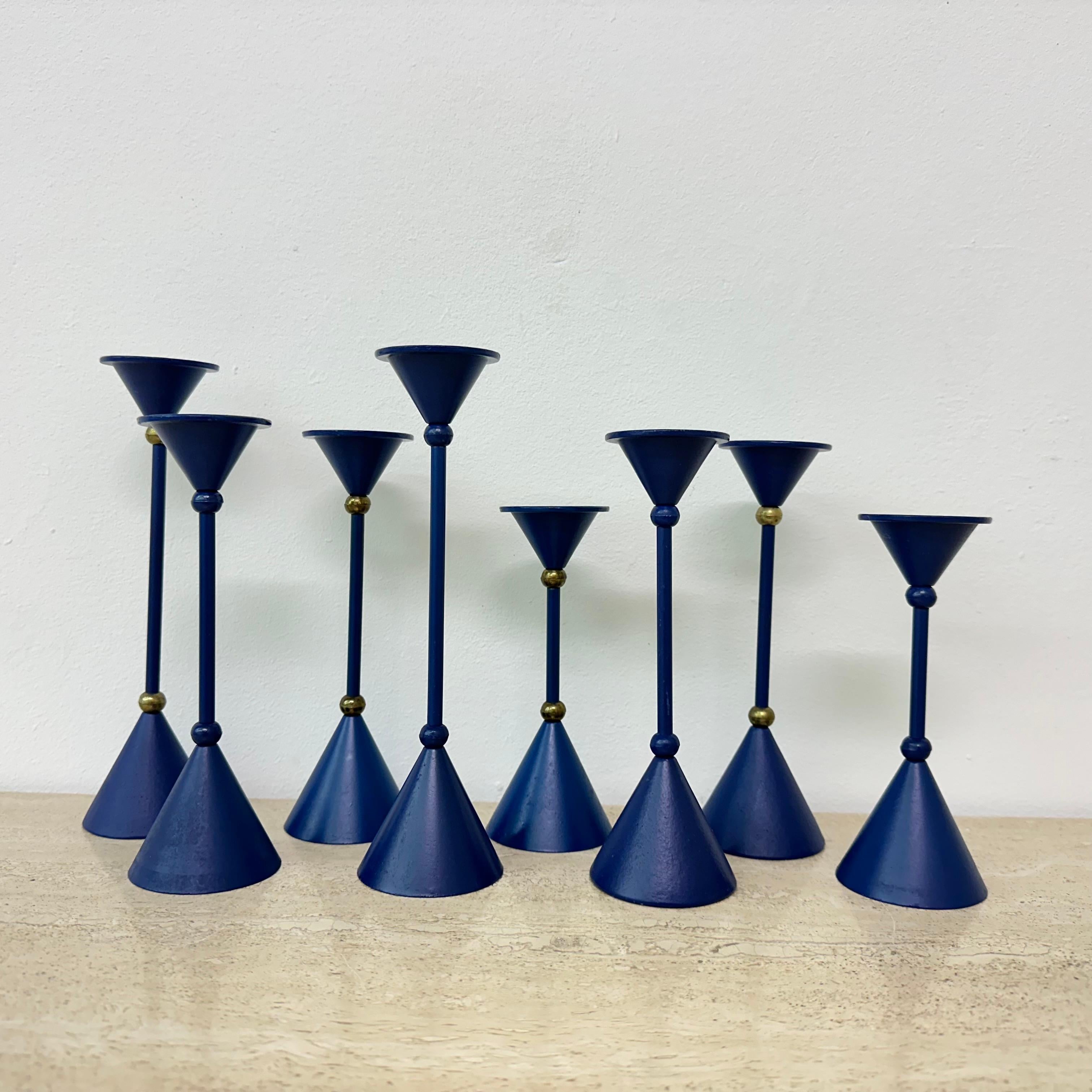 Fine XX secolo Set di 8 candele blu in stile Memphis, anni '80 in vendita