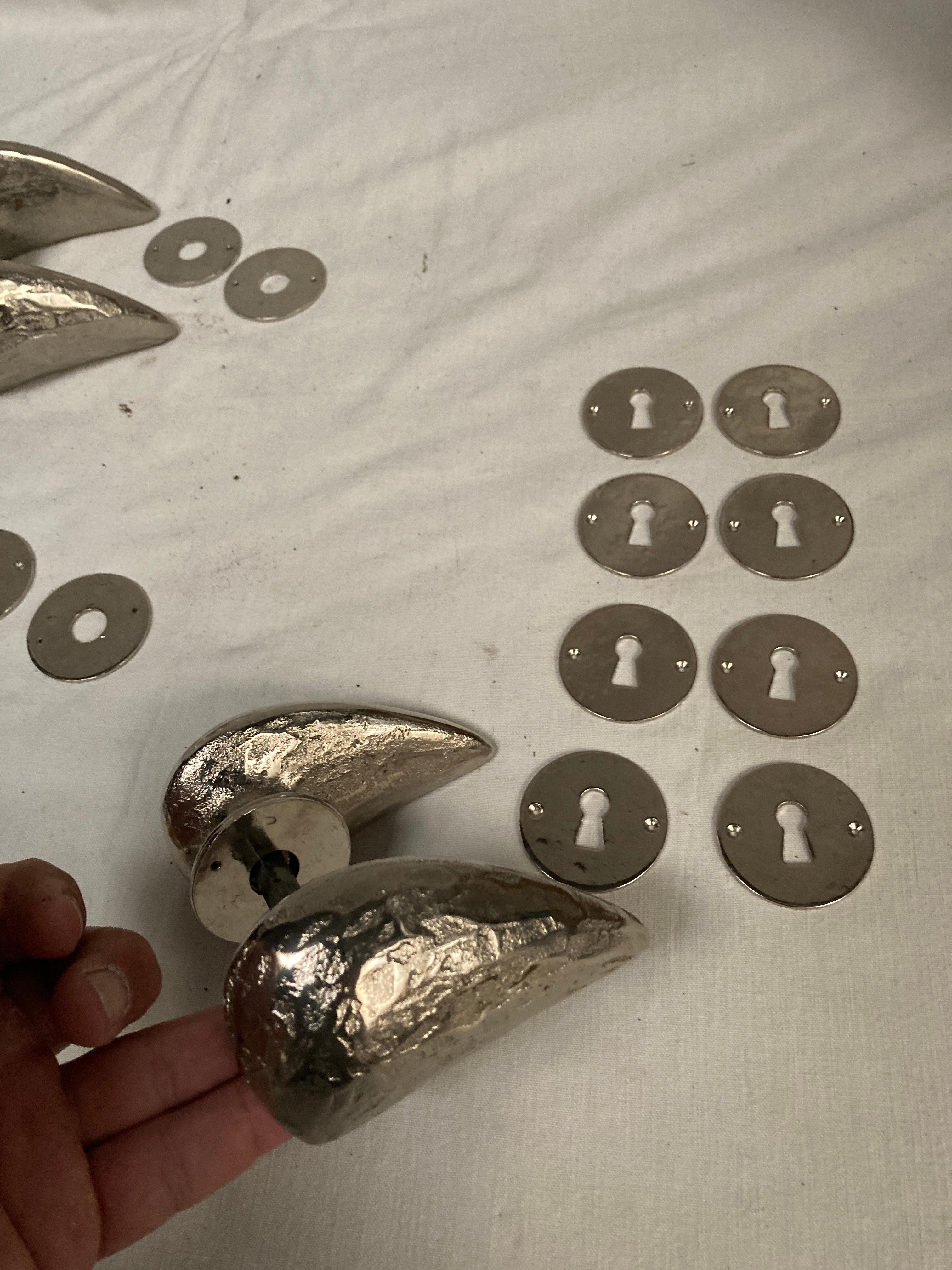 Set of 8 bronze sculptural door handles in the style of Garouste et Bonetti en vente 1