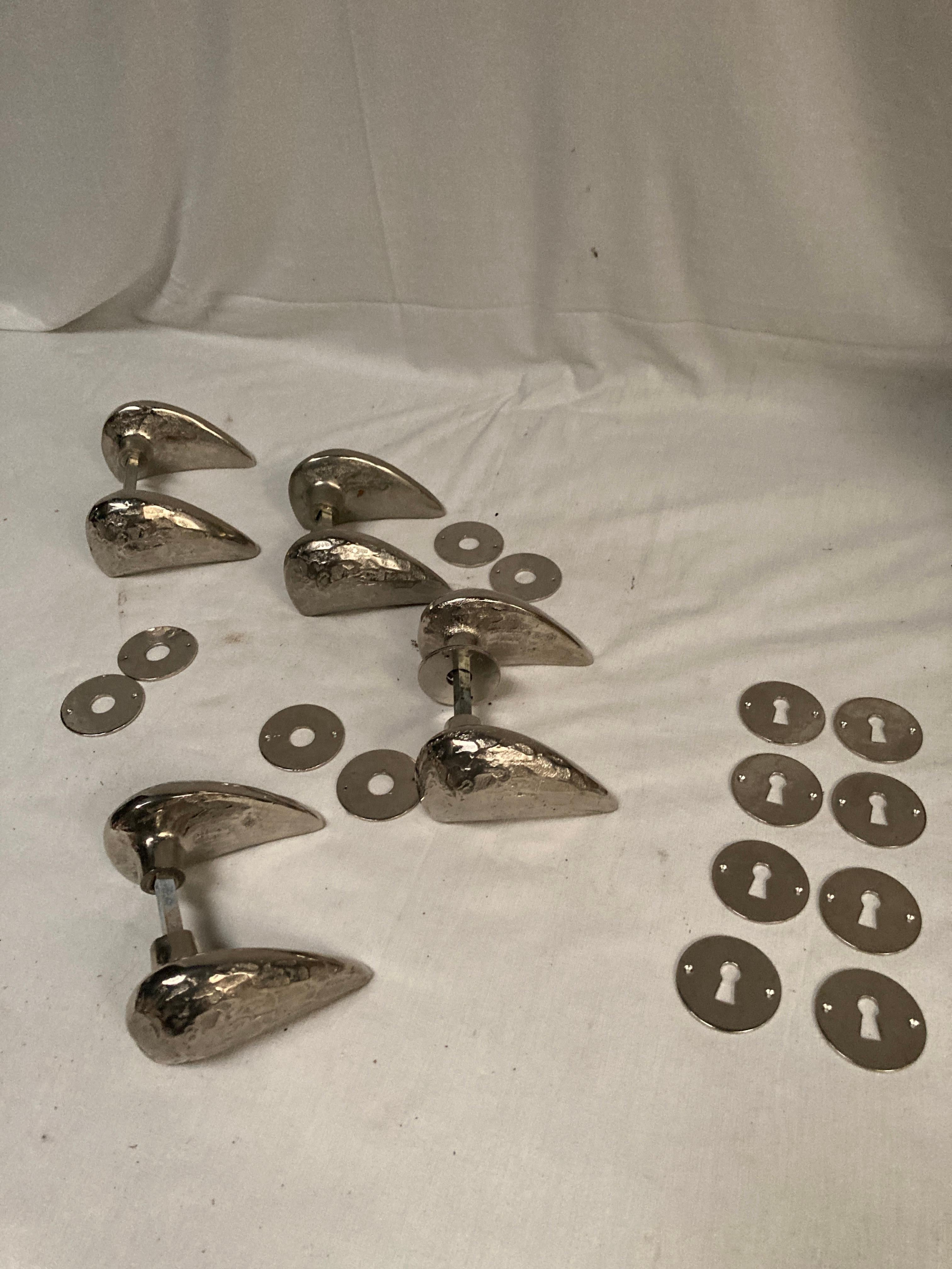 Set of 8 bronze sculptural door handles in the style of Garouste et Bonetti en vente 2