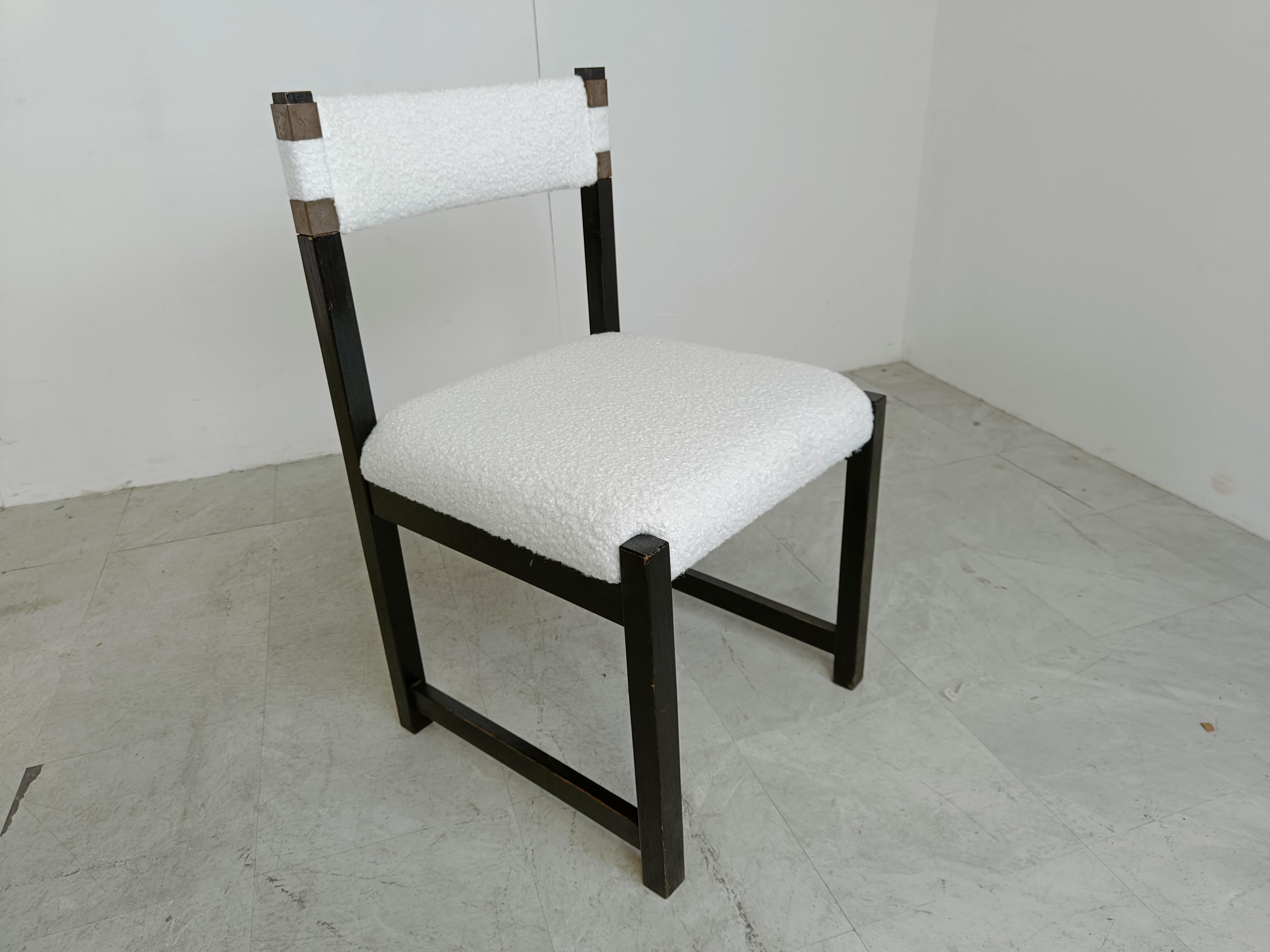 Vintage-Esszimmerstühle aus Bouclé-Stoff und ebonisiertem Holz, entworfen von Emiel Veranneman und hergestellt von Decoene.

Zeitloses belgisches Design.

Die Rahmen sind in gutem Zustand und die Sitze sind neu gepolstert.

1970er Jahre -