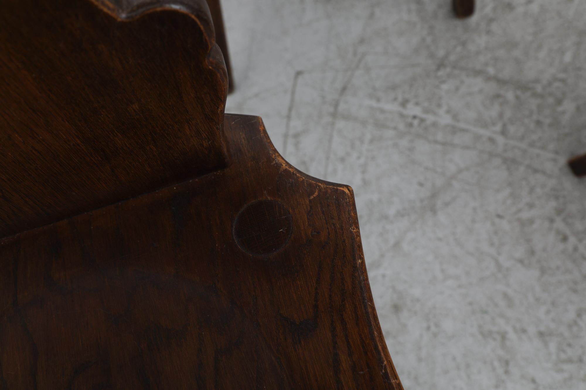 8 Stühle aus dunkler Eiche, geschnitzt im Tiroler Stil, Brutalismus Mitte des Jahrhunderts im Angebot 3