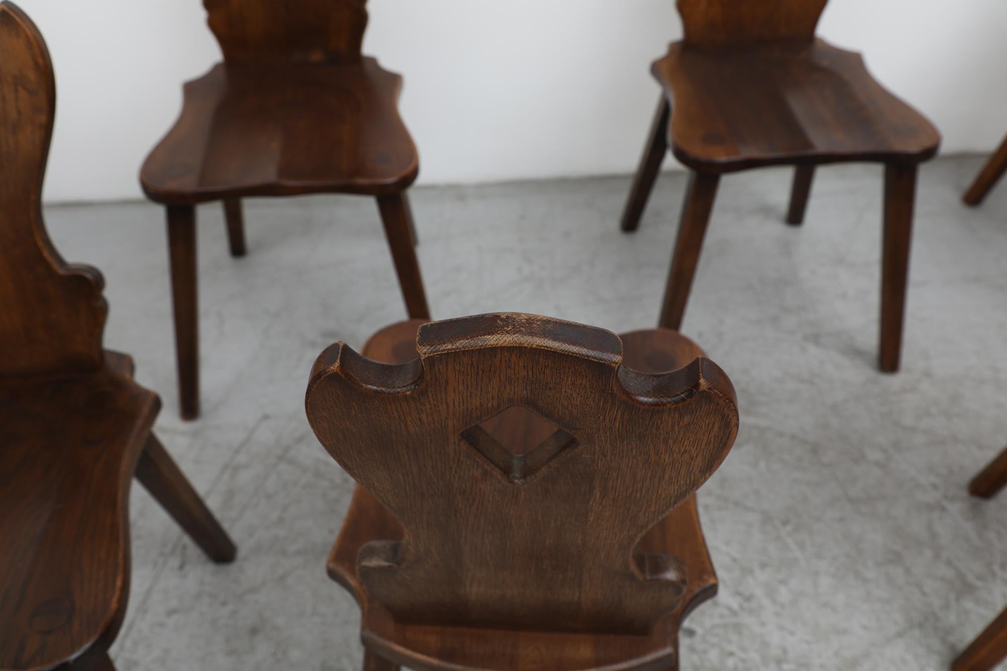 8 Stühle aus dunkler Eiche, geschnitzt im Tiroler Stil, Brutalismus Mitte des Jahrhunderts im Angebot 7