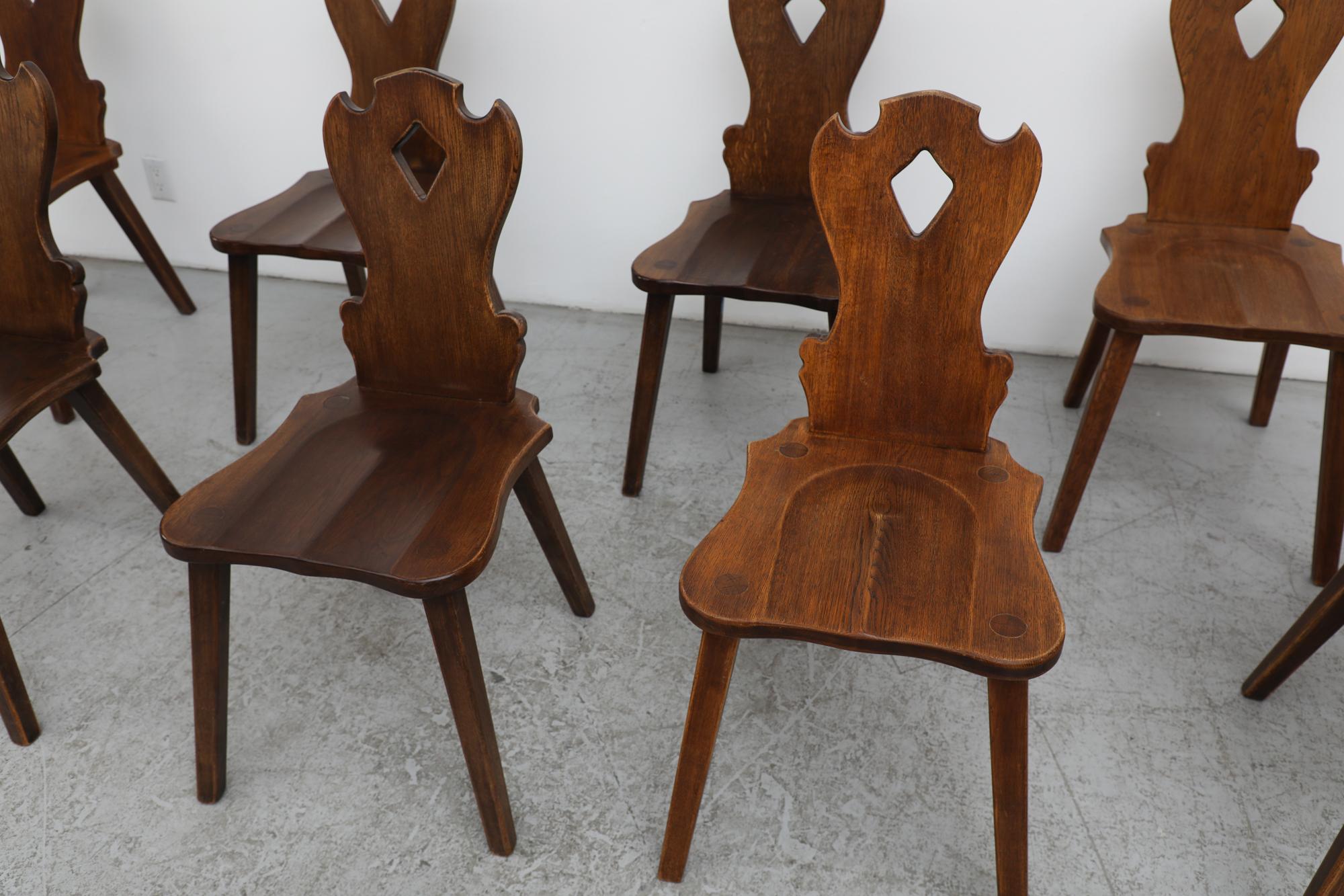 8 Stühle aus dunkler Eiche, geschnitzt im Tiroler Stil, Brutalismus Mitte des Jahrhunderts (Moderne der Mitte des Jahrhunderts) im Angebot