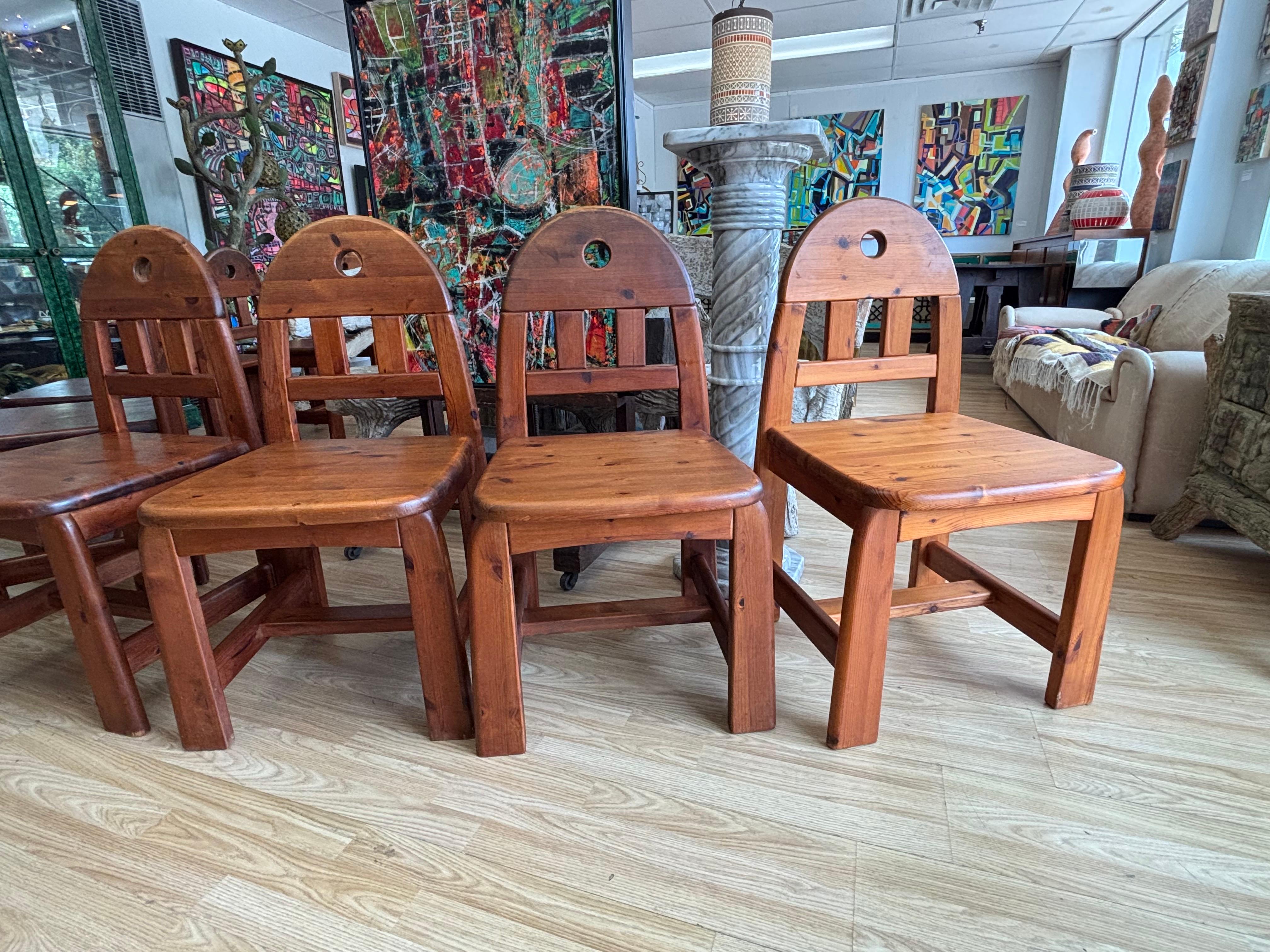 Brutalismo Set di 8 sedie da pranzo brutaliste in pino di Wasa Möbel, Germania, CIRCA ANNI 70 in vendita