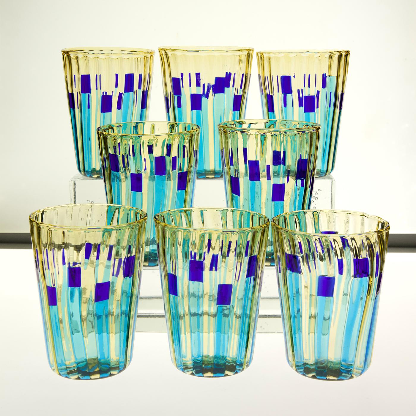 Satz von 8 Murano-Glasbechern mit einer Mischung aus aquamarinfarbenen und gelben Effetre-Canes mit kobaltblauen Akzenten. Dieses Design spiegelt Inspirationen von berühmten Stilen wie Gio Pontis Cane-Finish, Dino Martens' Filigranität und Fulvio