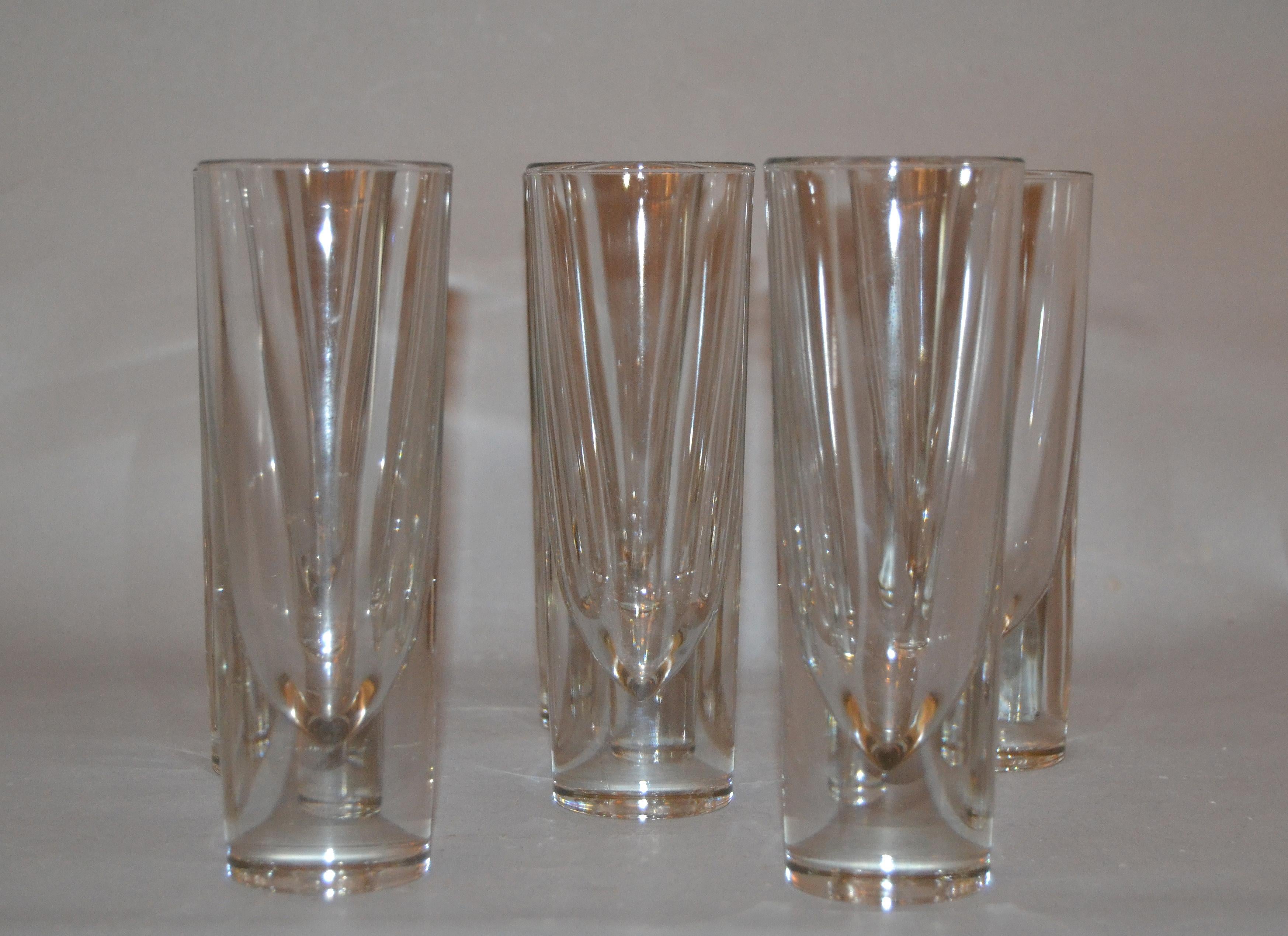 Set di 8 bicchieri in vetro soffiato moderno e pesante di Carlo Moretti, cristalleria made in Italy.
Ogni bicchiere è contrassegnato sotto dalla scritta Italia.

A-897-335
   
