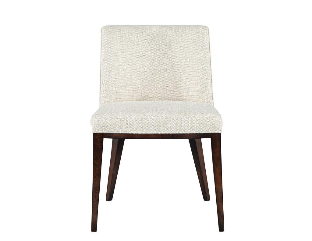 Voici notre exquis ensemble de 8 chaises de salle à manger Carrocel Dawson, où l'élégance moderne rencontre l'artisanat intemporel. Fabriquée sur mesure et à la main par les artisans qualifiés de Carrocel, chaque chaise présente des lignes