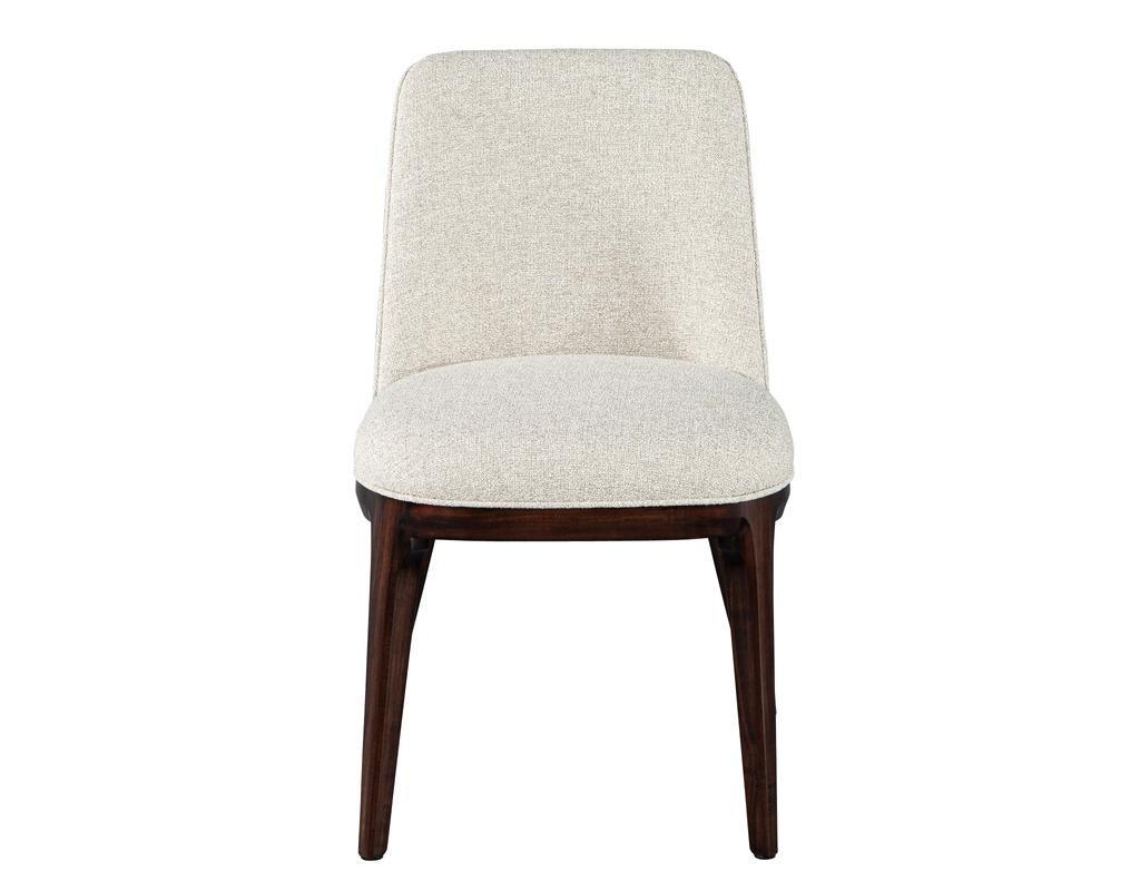 Ti presentiamo la sedia da pranzo Carrocel Custom Frank, dove lo stile moderno ed elegante incontra un comfort eccezionale. Questa sedia squisita è caratterizzata da uno schienale graziosamente curvo che non solo ne esalta l'estetica, ma fornisce
