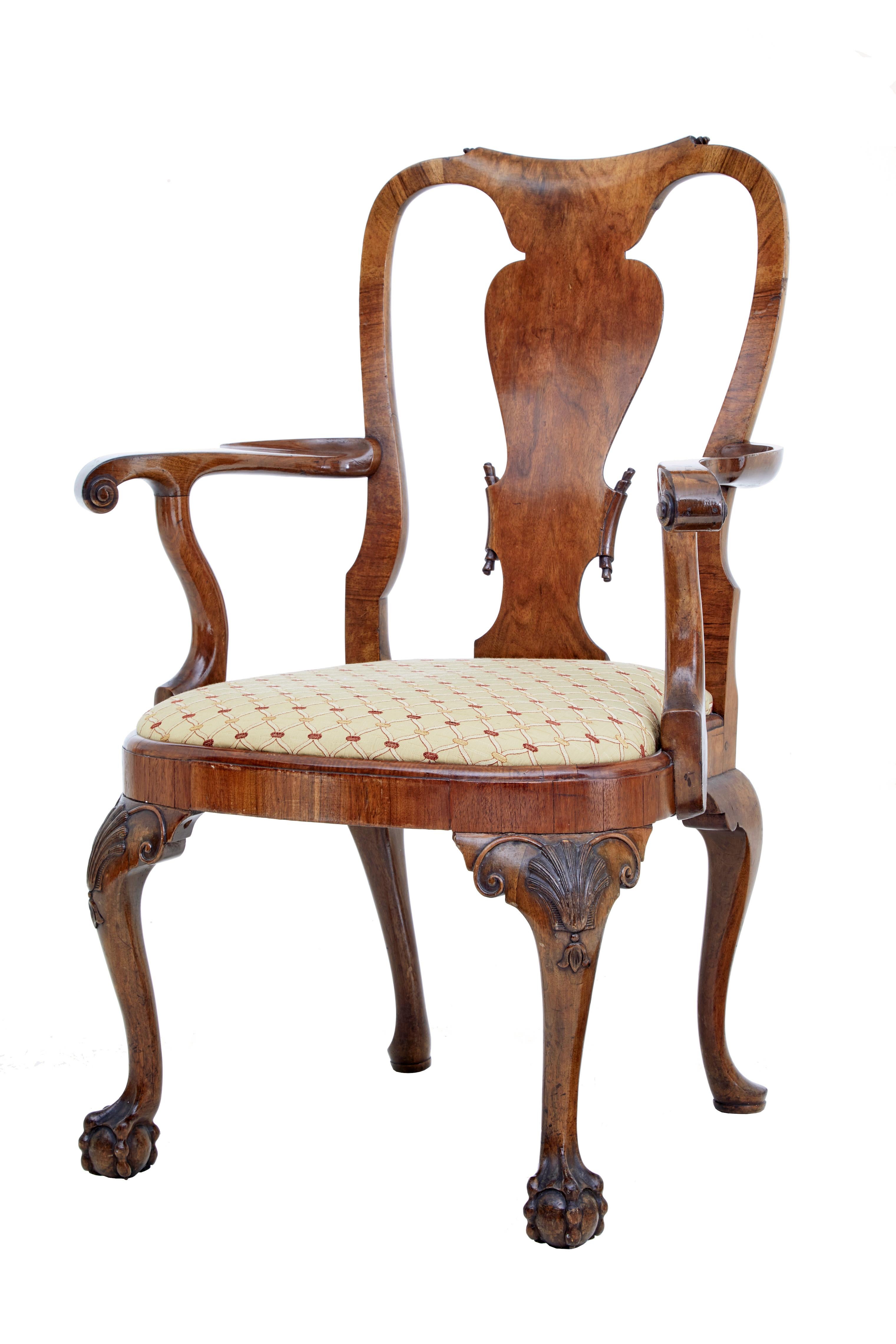 Satz von 8 geschnitzten Nussbaum-Esszimmerstühlen von Spillman & Co um 1910.

Hochwertiger Satz von 8 Esszimmerstühlen aus Nussbaumholz des bekannten Londoner Einzelhändlers Spillman & Co of London.

Alle 8 Stühle sind Carver-Armlehnstühle und